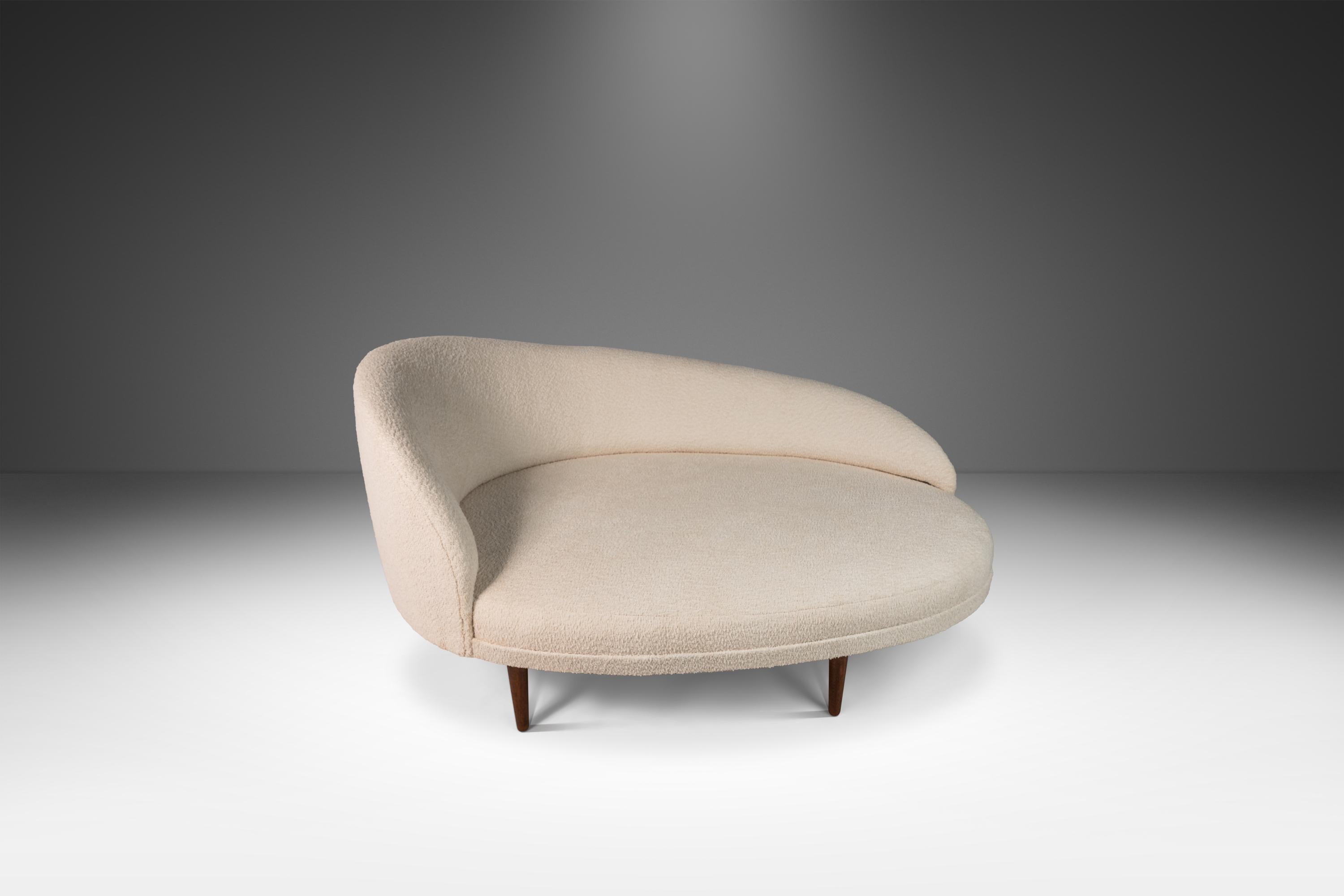  Presentamos un raro sofá chaise lounge Modelo 2026CL diseñado por el incomparable Adrian Pearsall, este icónico sofá 