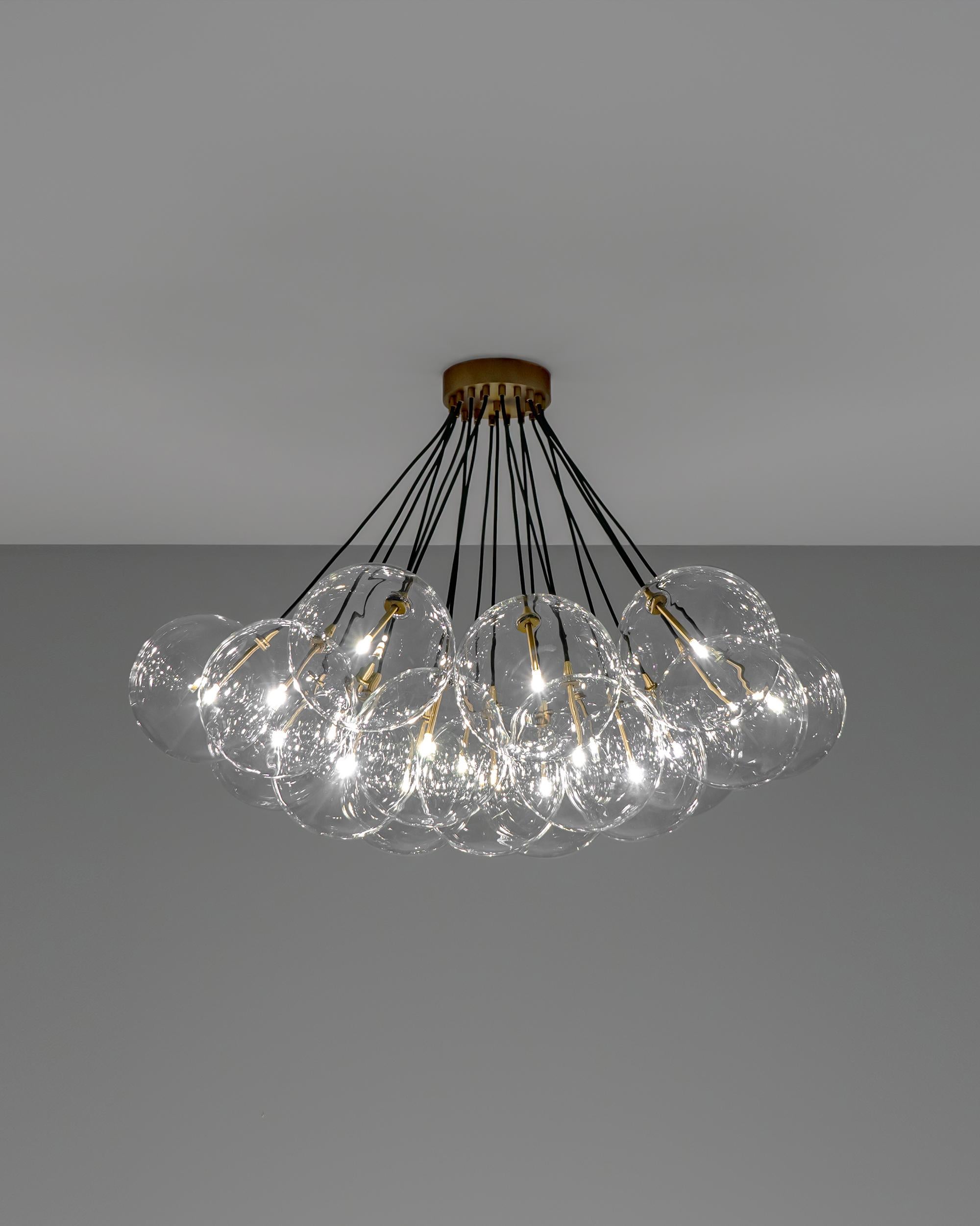 Lampadario Cloud 250 di Schwung
Dimensioni: P 119,5 x H 84,9 cm
Materiali: Vetro Borosilicato Trasparente, Ottone Laccato Brunito
Sono disponibili altre finiture. Contattaci

Lampadina LED (inclusa) 19 x 1,6 W
Potenza massima 19 x 2 W
Lumen totali