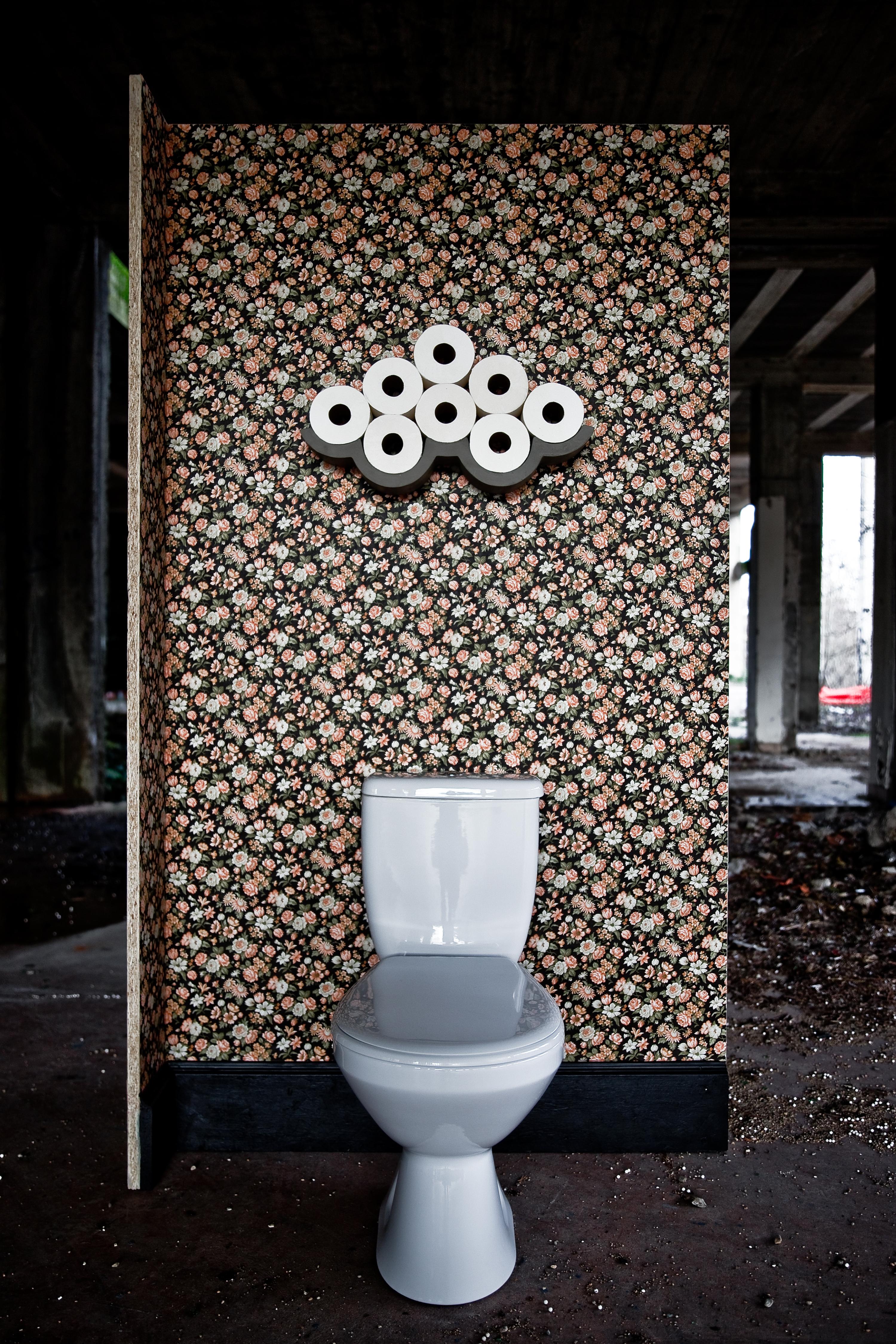 Denn auch kleine Räume verdienen ein wenig Leichtigkeit. 

Bertrand Jayr hat eine kleinere Version seines erfolgreichen Toilettenpapierregals entworfen, die speziell für schmale Waschräume geeignet ist. 

Verstecken Sie Ihr Toilettenpapier nicht