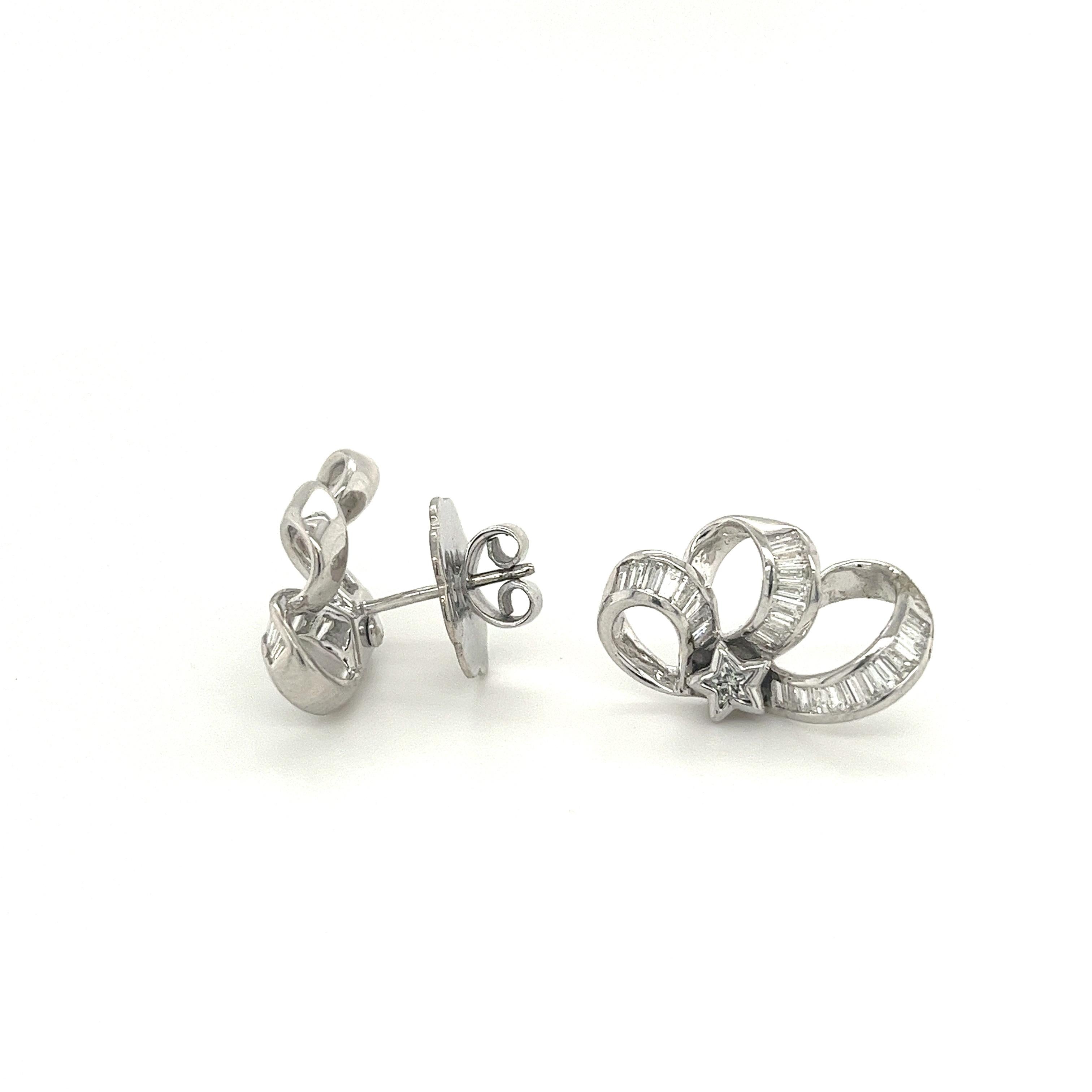 Orecchini con diamanti a forma di nuvola e stella in oro bianco 18 carati. Ampia chiusura push-back con studio della tenuta per garantire una vestibilità sicura al lobo dell'orecchio. Ipoallergenico e impermeabile al 100%. 

Dettagli degli