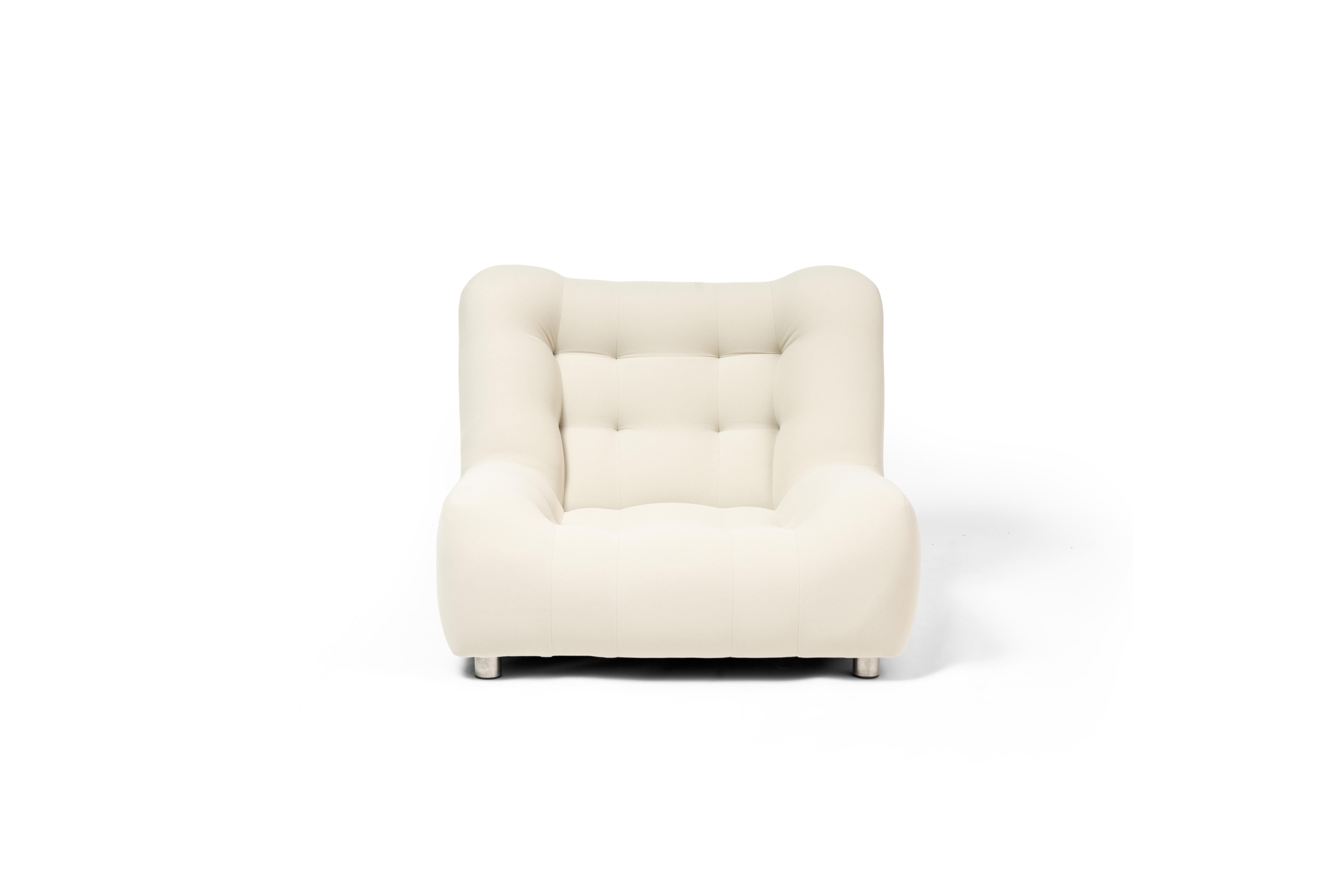 Poltrona Cloud di M. I.
Dimensioni: L 108 x P 101 x H 87 cm. 
Materiali: Fabrice, Faggio massiccio, Pannelli in truciolato, Acciaio inossidabile.

Dettagli:
Telaio: Faggio massiccio e pannelli in truciolato.
Molleggio del sedile: Fettuccia elastica