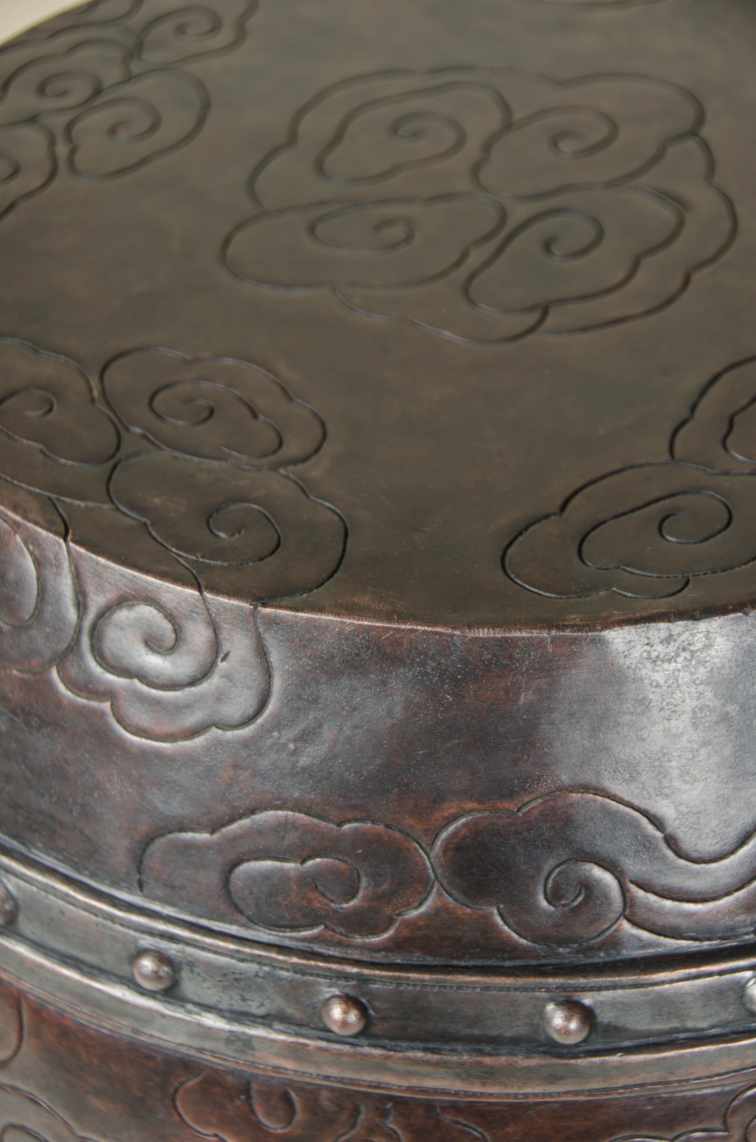 Repoussé Tabouret de tambour nuageux, cuivre antique de Robert Kuo, repoussé à la main en vente