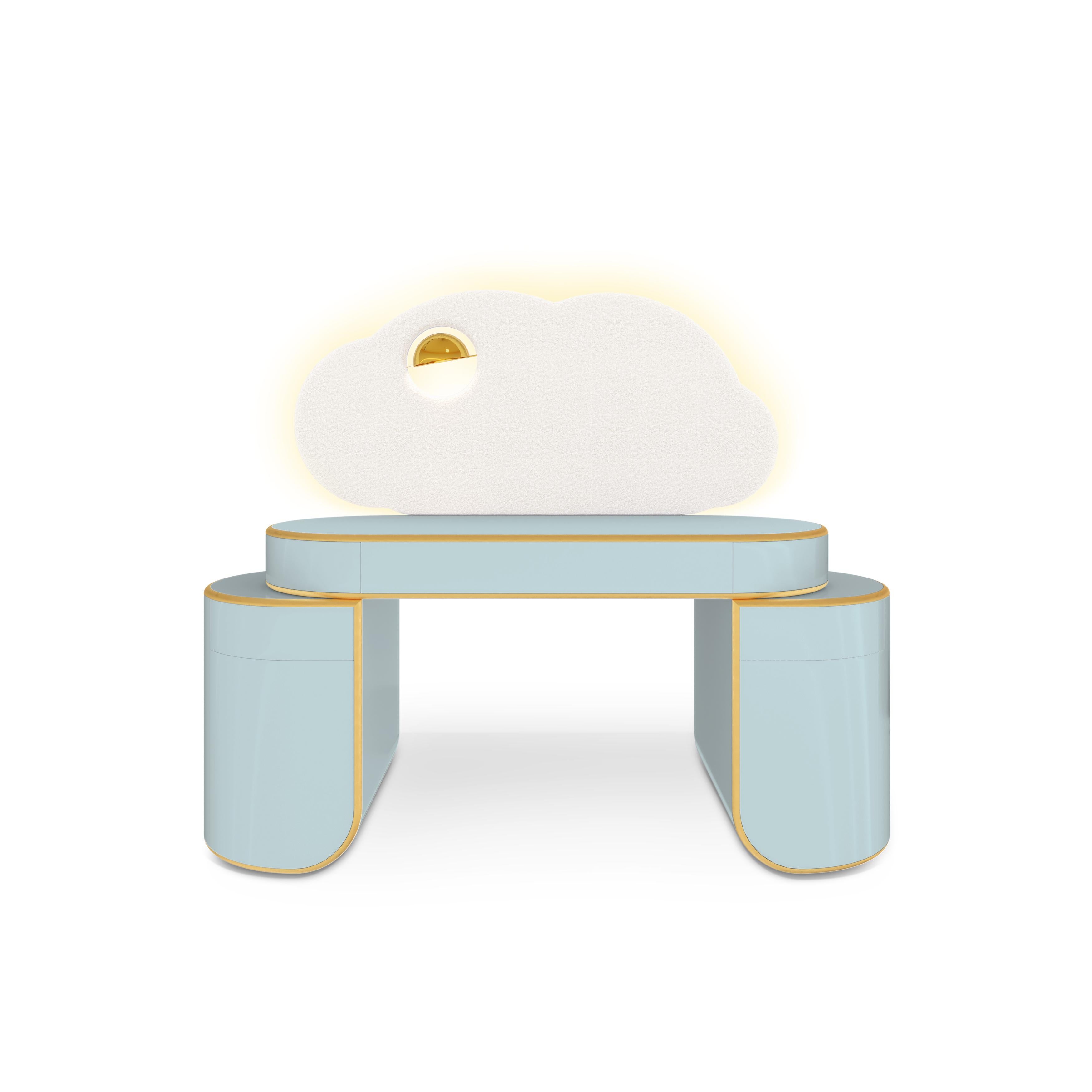Der Cloud Glow Desk von MAGILORE® ist ein luxuriöser Kinderschreibtisch, der Fantasie, Eleganz und Funktionalität miteinander verbindet. Inspiriert von der Sanftheit einer schwebenden Wolke, zeigt dieses handgefertigte Möbelstück ein skulpturales,