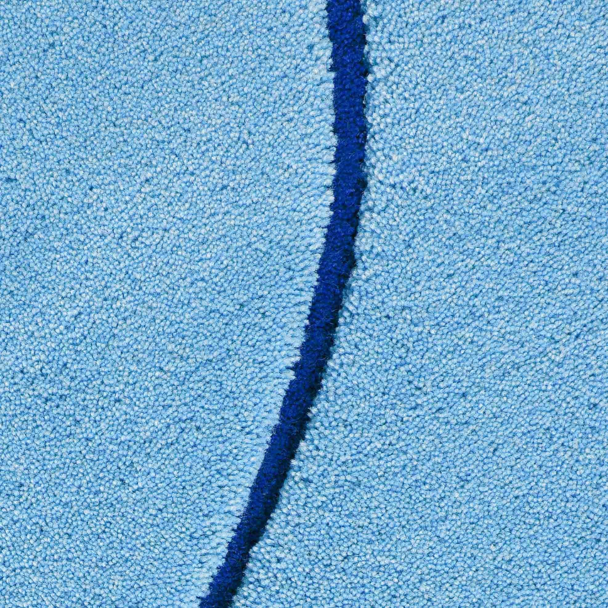 Cloud Blue Squiggle Teppich aus neuseeländischer Wolle von Okej Studio (Postmoderne) im Angebot