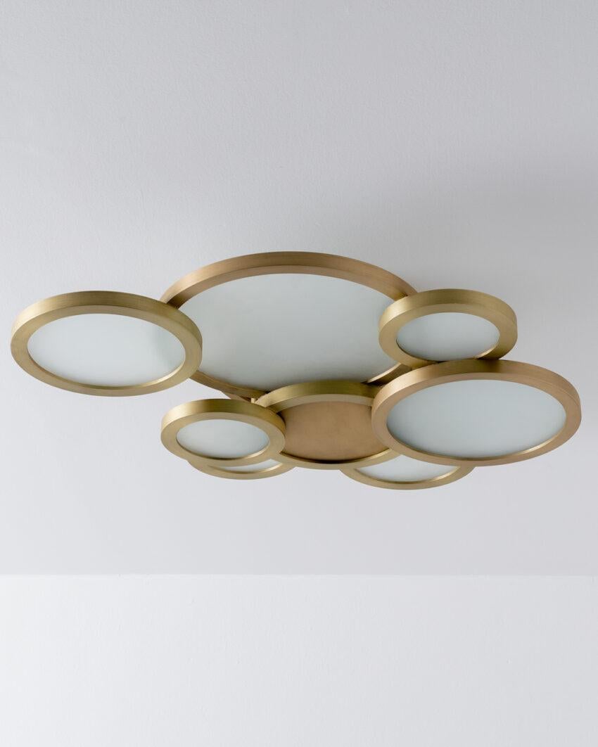 Libanais Lampe de plafond moderne et luxueuse en laiton brossé, Carla Baz en vente