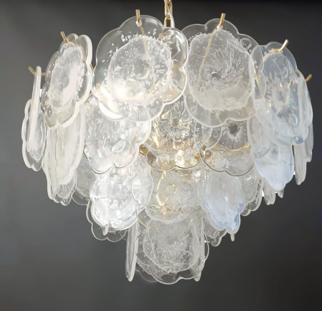 Italian chandelier with 1960s vintage cloud shaped Murano glasses hand blown with bubbles using Bollicine technique, mounted on newly made gold finish metal frame / Made in Italy
6 lights / E12 or E14 type / max 40W each
Measures: Diameter: 21