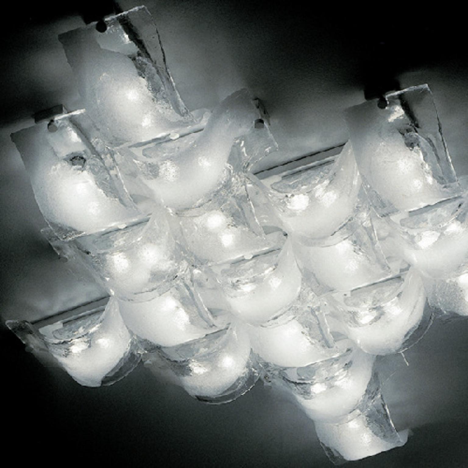Lampada da soffitto Cloud CLOMOD di Mazzega 1946
Dimensioni: L 35 x P 18 x H 15 cm.
Materiali: Telaio: Whiting. 
Diffusore: Sabbia.
Peso: 003 Kg. 

Le radici di Mazzega1946 affondano a Murano, terra di maestri vetrai che ancora oggi conservano le