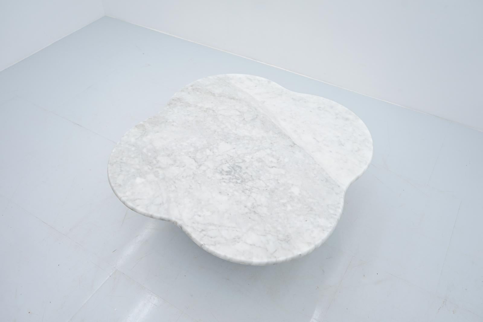 Cloud Coffee Table in Italian Carrara Marble, 1970s In Good Condition In Frankfurt / Dreieich, DE