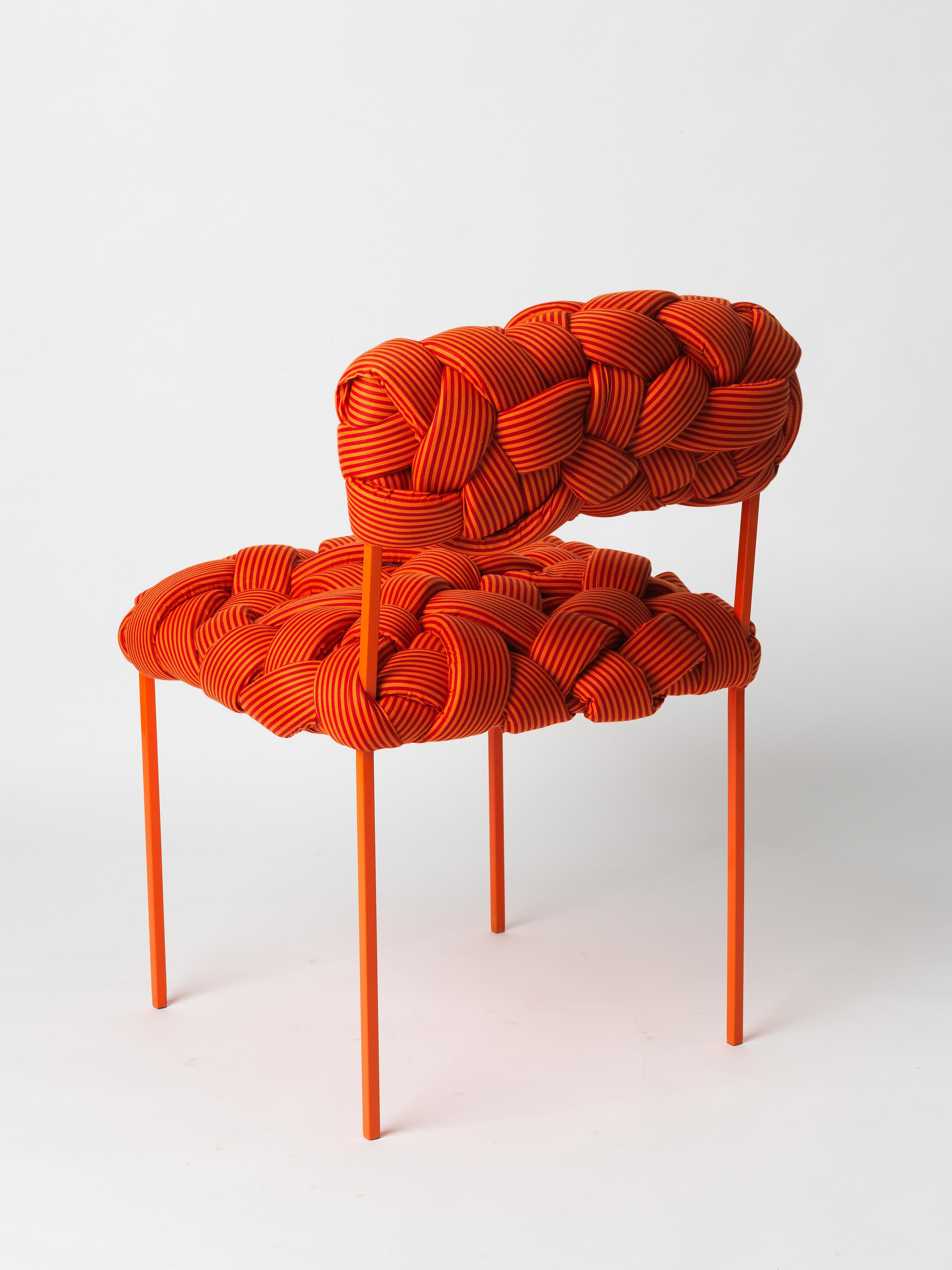 Brésilien Chaise contemporaine « Cloud » avec tapisserie orange tissée à la main en vente