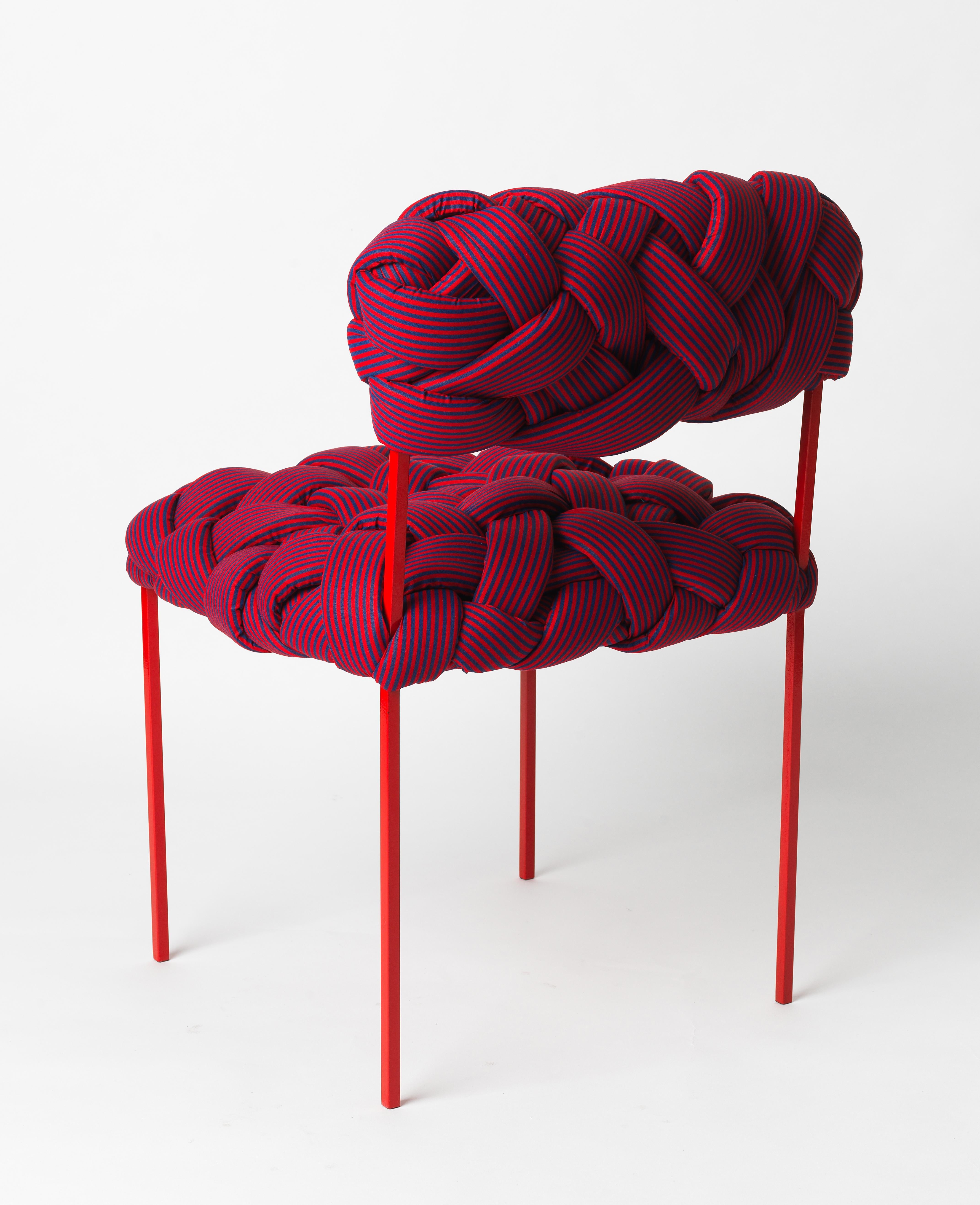 Dieser moderne Stuhl ist Teil der Cloud-Kollektion, die rund um das Konzept der Bäume entstanden ist. Diese modernen Hocker und Bänke werden aus Baumwollstoff und Schaumstoffstreifen hergestellt, die von Hand gewebt und genäht werden. Jedes Stück
