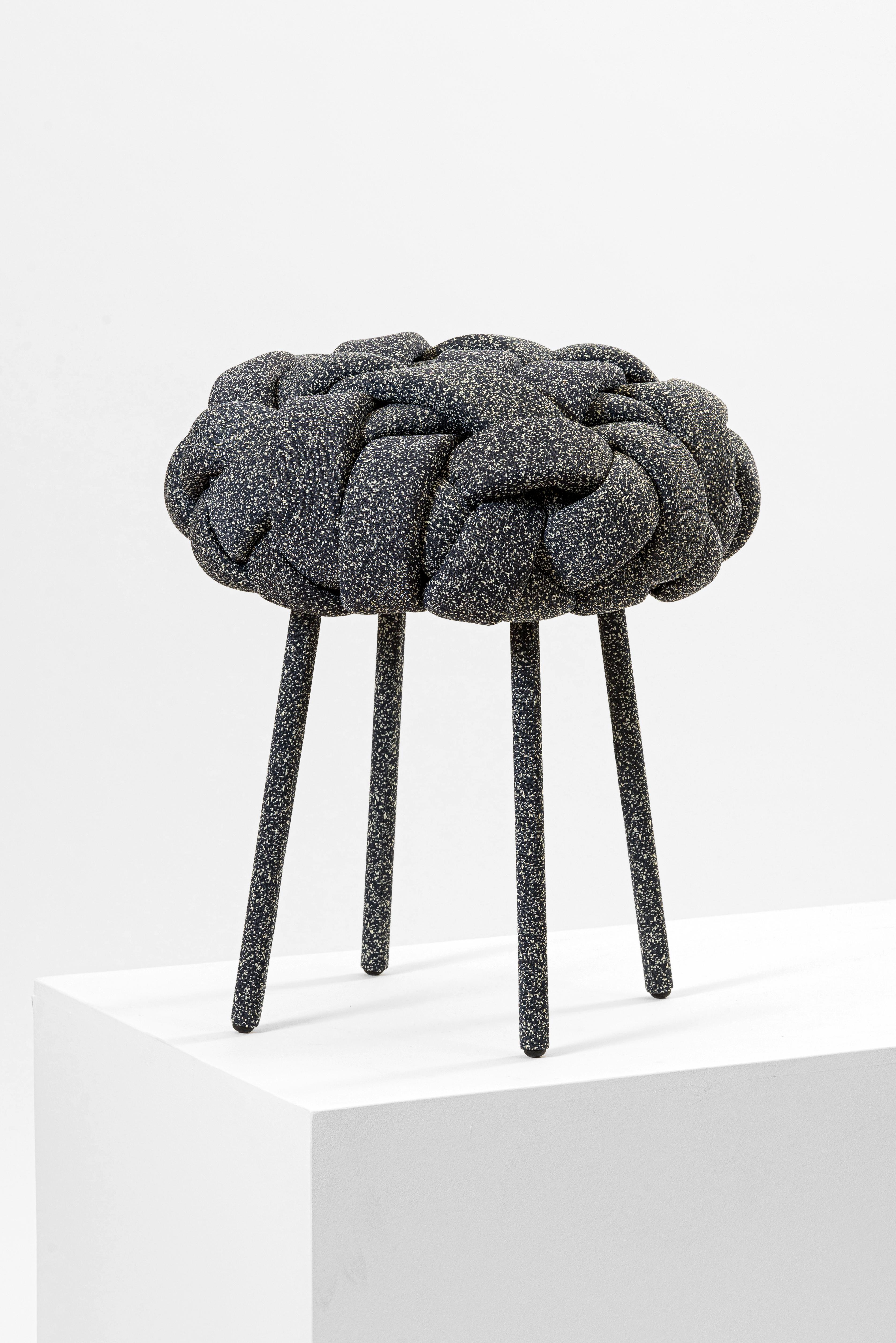 Dieser moderne Hocker ist Teil der Cloud-Kollektion, die rund um das Konzept der Bäume entstanden ist. Diese modernen Hocker und Bänke werden aus Baumwollstoff und Schaumstoffstreifen hergestellt, die von Hand gewebt und genäht werden. Jedes Stück