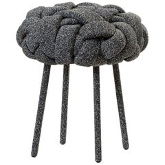 Petit tabouret contemporain « Cloud » avec tapisserie Kvadrat bleu marine tissée à la main