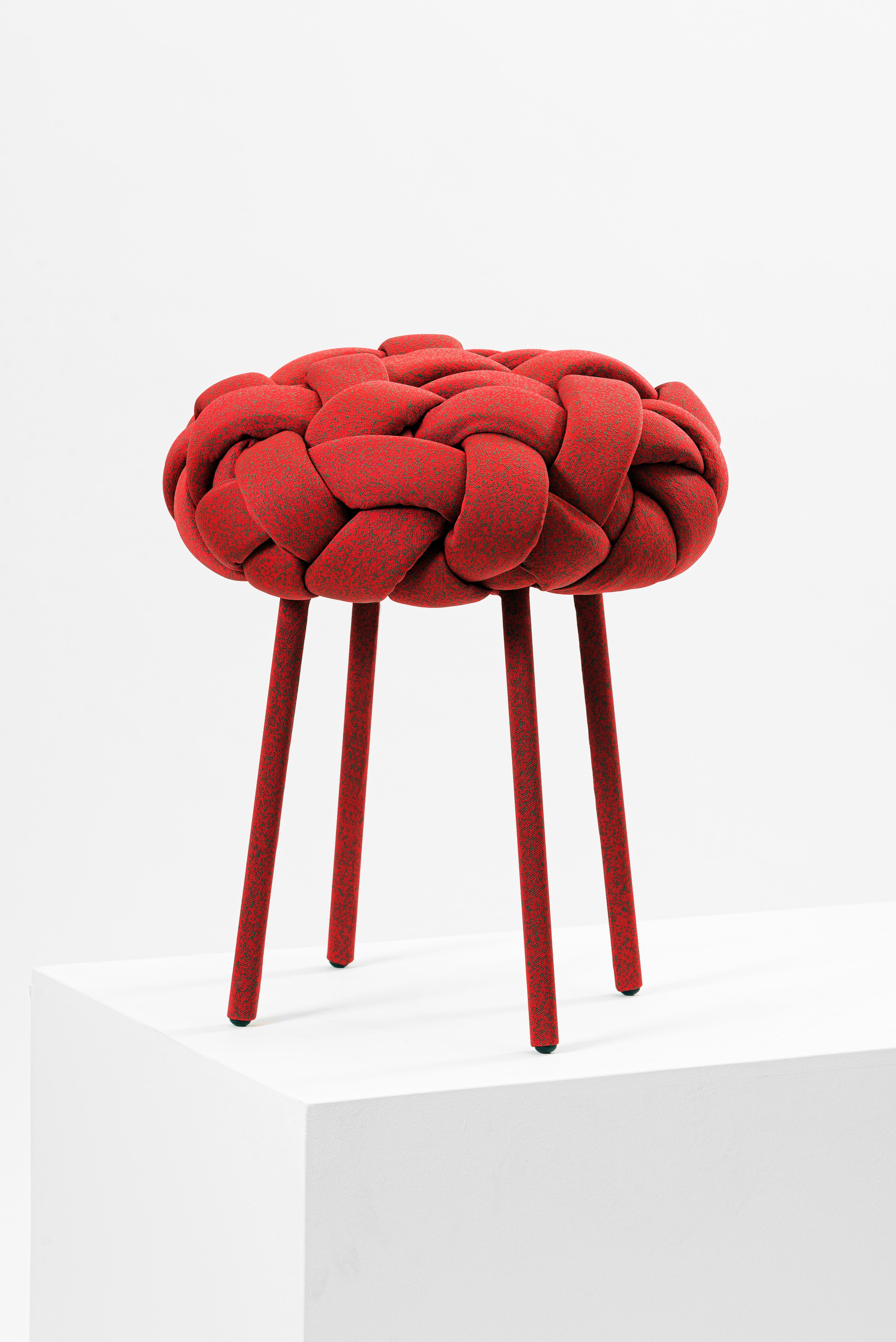 Dieser zeitgenössische Hocker ist Teil der Cloud-Kollektion, die rund um das Konzept des Schusses entstanden ist. Diese zeitgenössischen Hocker und Bänke werden aus Stoff- und Schaumstoffstreifen hergestellt, die von Hand gewebt und genäht werden.