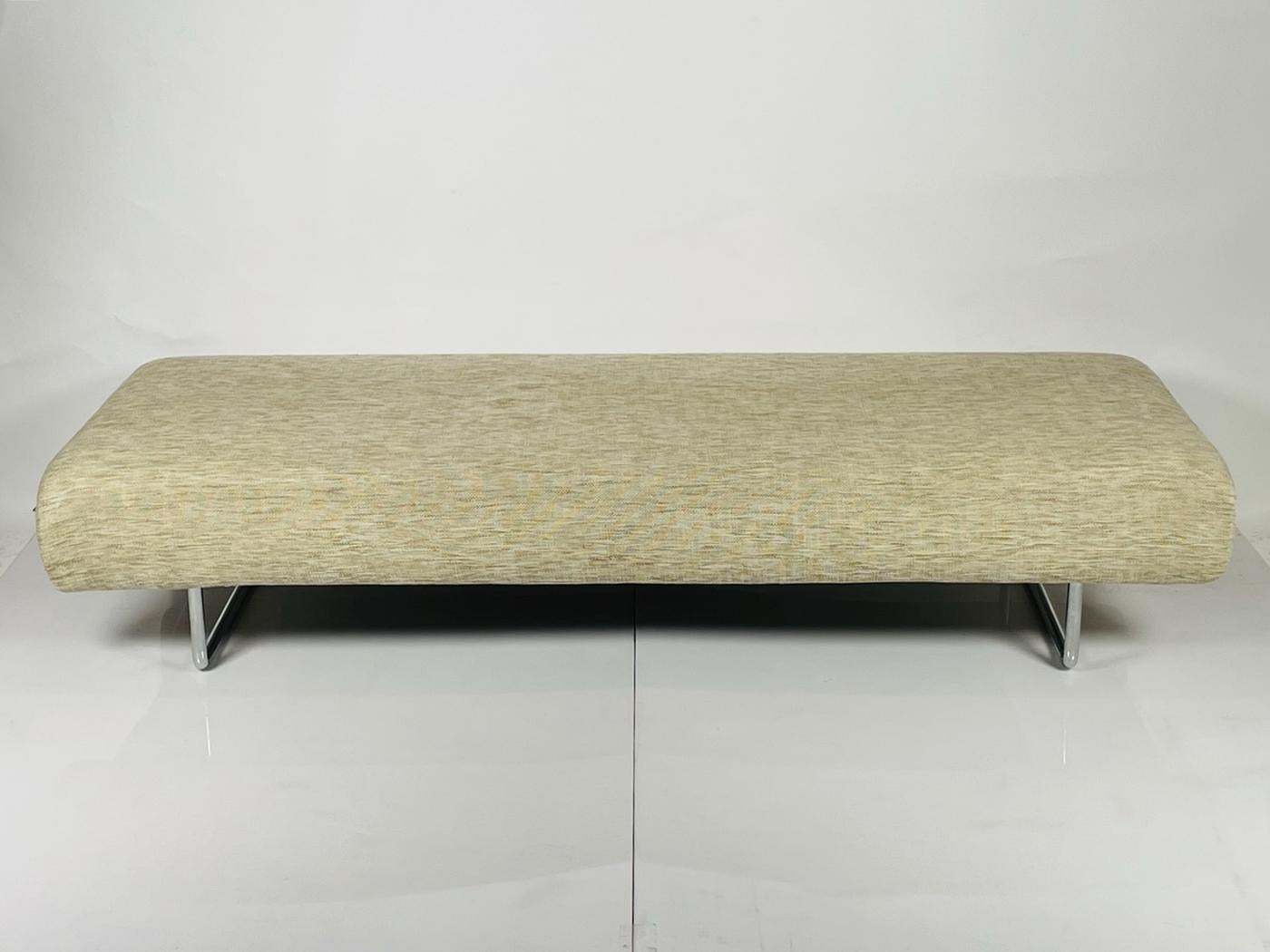 Das Cloud Day Bed/Bench von Naoto Fukasawa für B&B Italia ist die perfekte Ergänzung für jeden modernen Wohnbereich. Dieses elegante und stilvolle Möbelstück bietet sowohl Komfort als auch Funktionalität und ist damit die ideale Wahl für alle, die