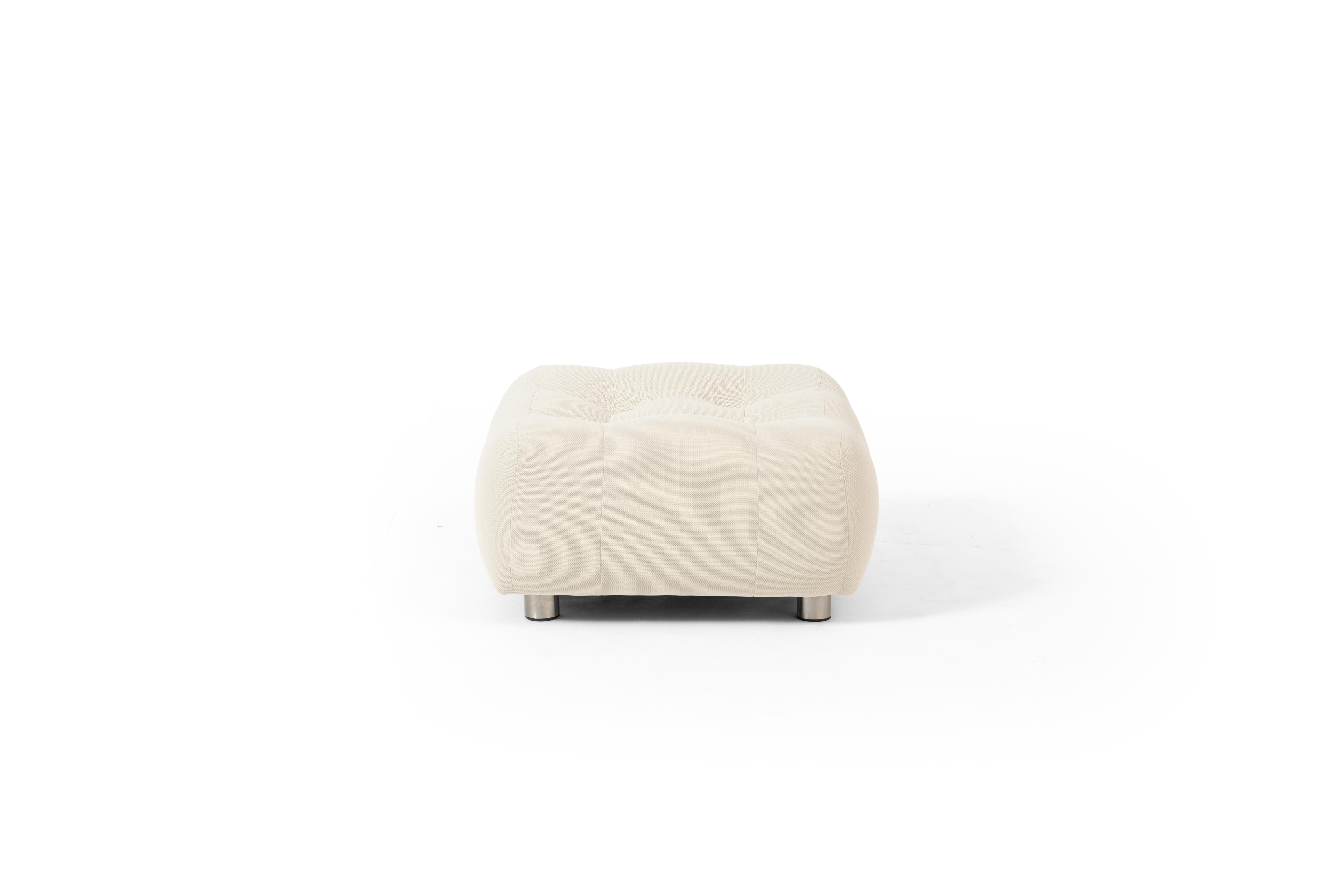 Tabouret Cloud de RALPH M
Dimensions : L 60 x P 60 x H 35 cm : L 60 x P 60 x H 35 cm. 
Matériaux : Fabrice, hêtre massif, panneaux de particules, acier inoxydable.

Détails :
Cadre : Hêtre massif et panneaux de particules.
Ressort d'assise : Sangle