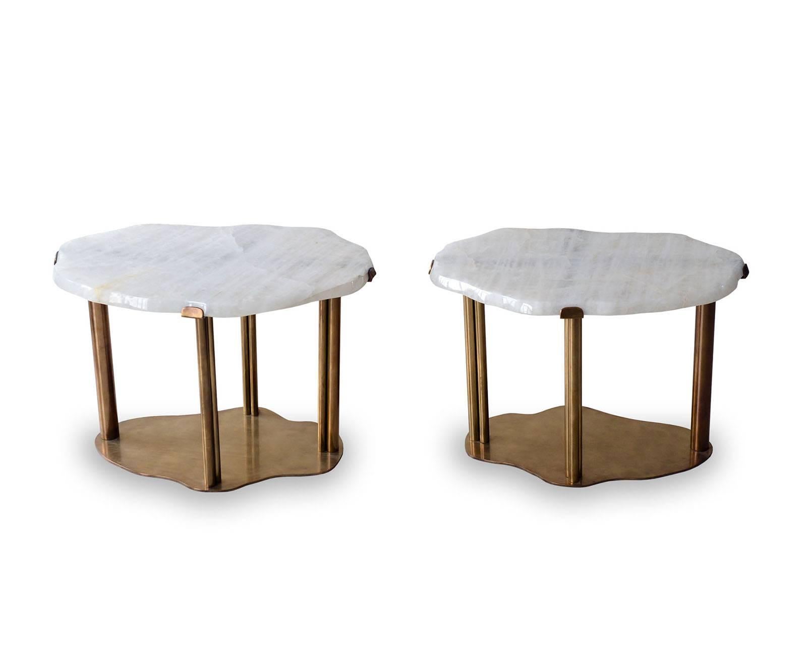 Paire de tables basses en quartz de cristal de roche en forme de nuage, finition laiton antique. 
Taille personnalisée sur demande.
 