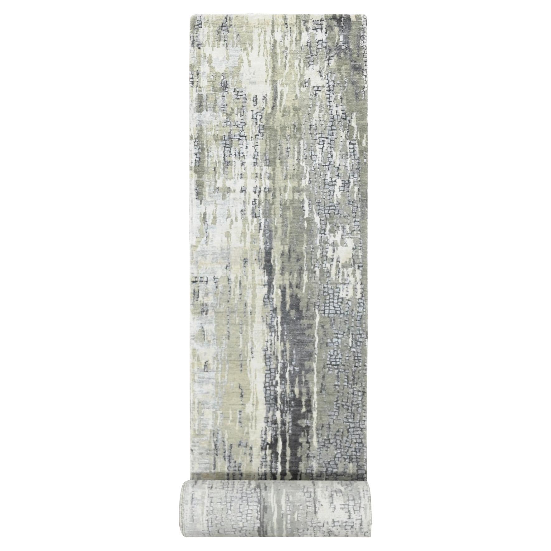Handgeknüpfter XL-Läufer in Wolkengrau mit abstraktem Design aus Wolle und Seide 2'8" x 25'7" im Angebot