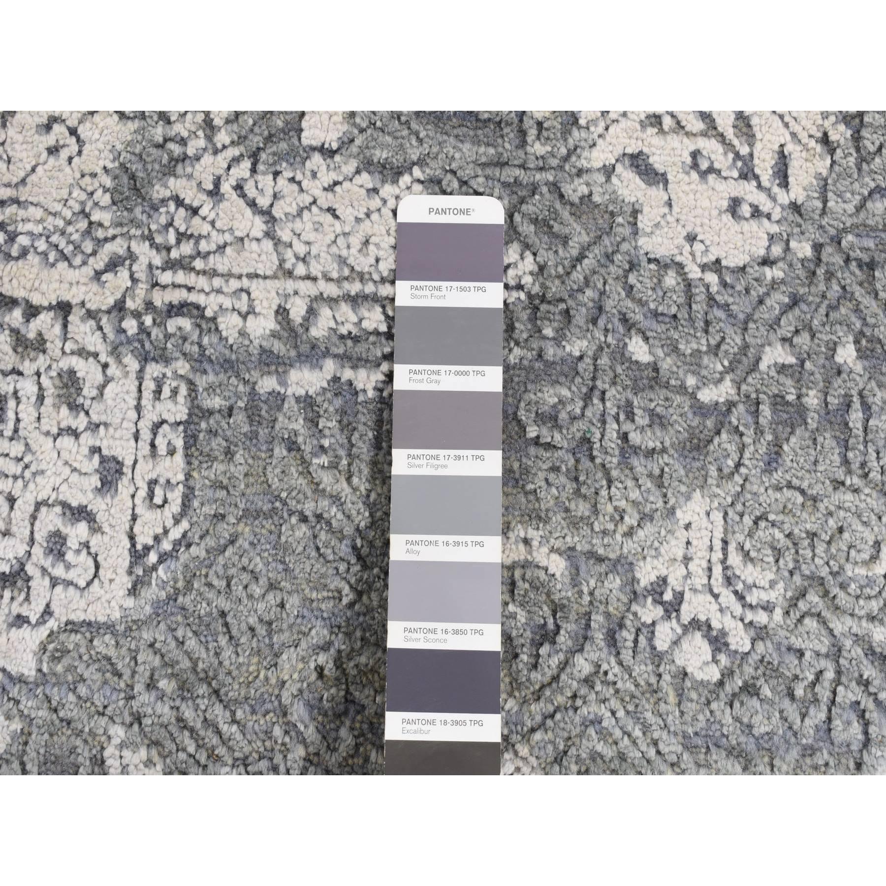 XXI secolo e contemporaneo Cloud Tappeto grigio in lana e pura seta dal design gioiello annodato a mano, 7'10