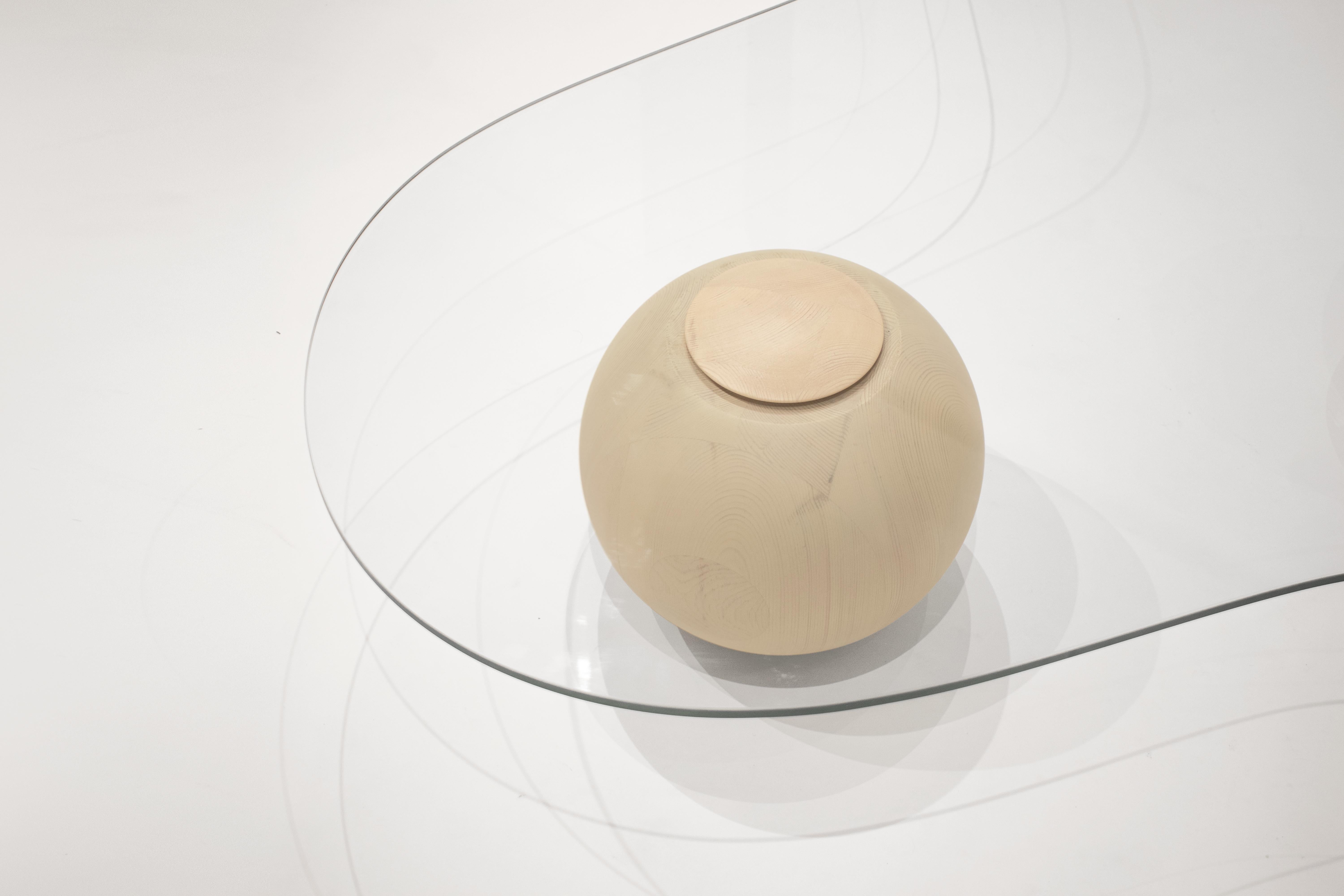 Ère spatiale Table basse en verre de forme organique Cloud II beige avec sphères en bois massif  en vente