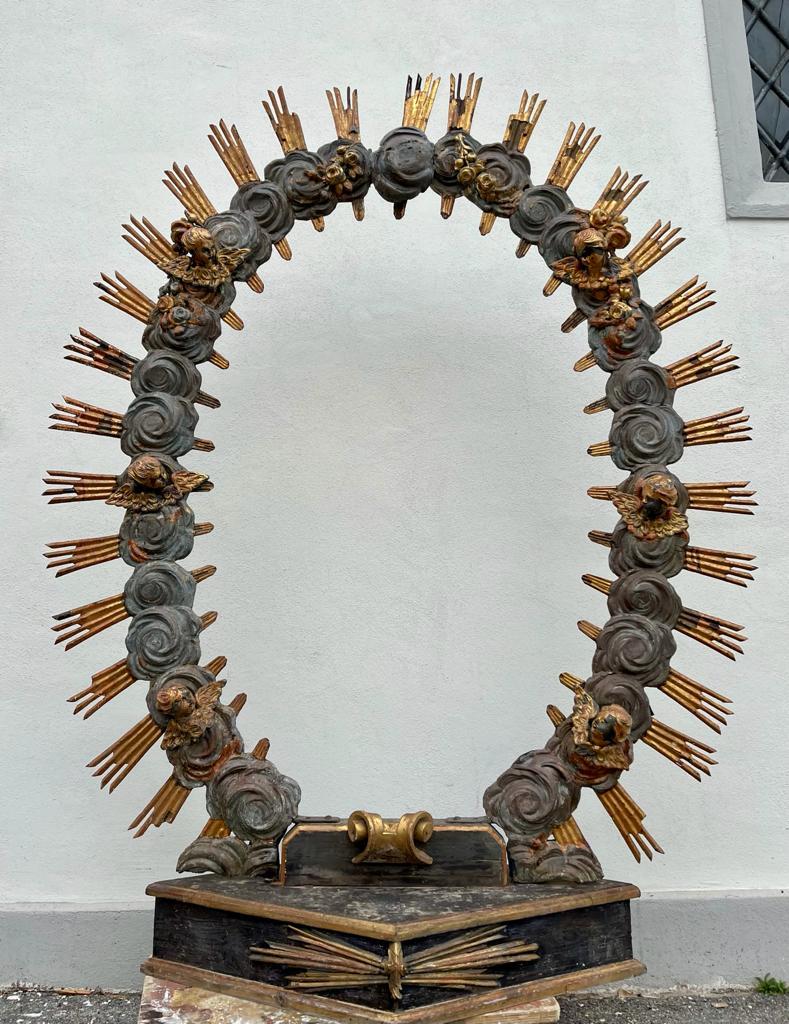 Meraviglioso altare di grandi dimensioni realizzato con metallo sbalzato e inciso a mano con decori raffiguranti nuvole e putti alati.
Base in legno dorato e laccato.
Un articolo di antiquariato italiano di grande importanza dove la lavorazione