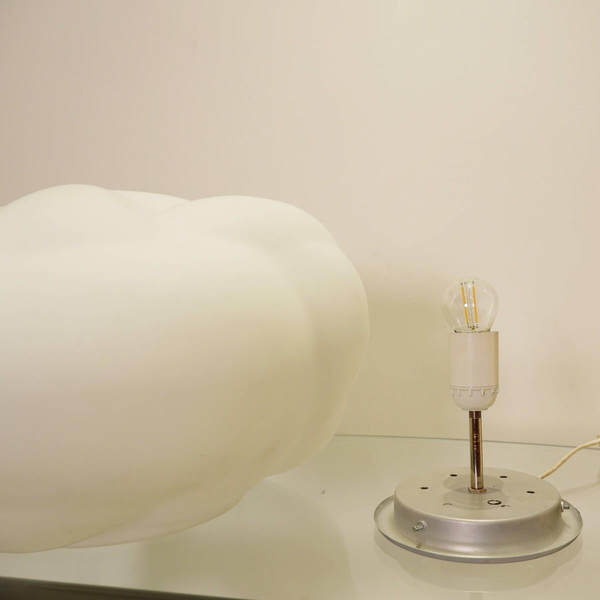 Lampe nuage en verre opalin - 1970 en vente 8