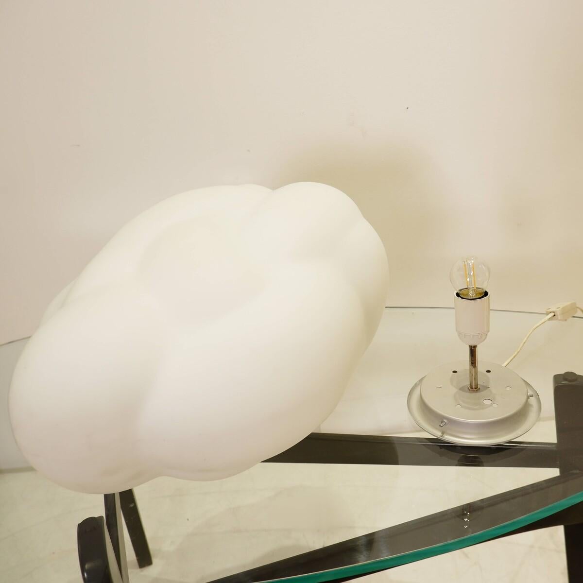 Lampe nuage en verre opalin - 1970 en vente 9