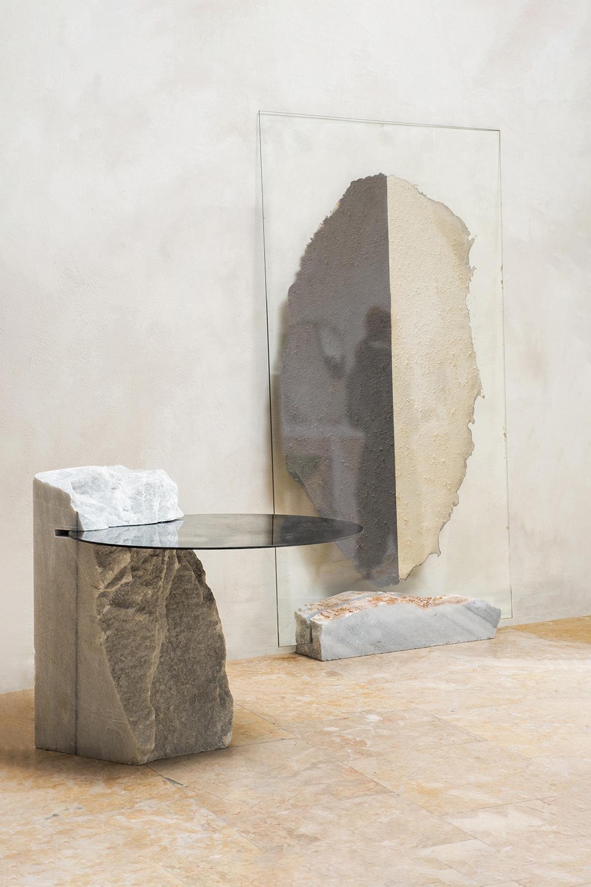 Table d'appoint Miroir nuageux par Homa
Dimensions : D 50 x H 0,4 cm
Bloc de marbre : 32 x 25 x 47 cm
MATERIAL : Fumée et argent Miroir. 

HOMA est un atelier de design contemporain basé à Istanbul. Les procédés caractéristiques de l'atelier sont le