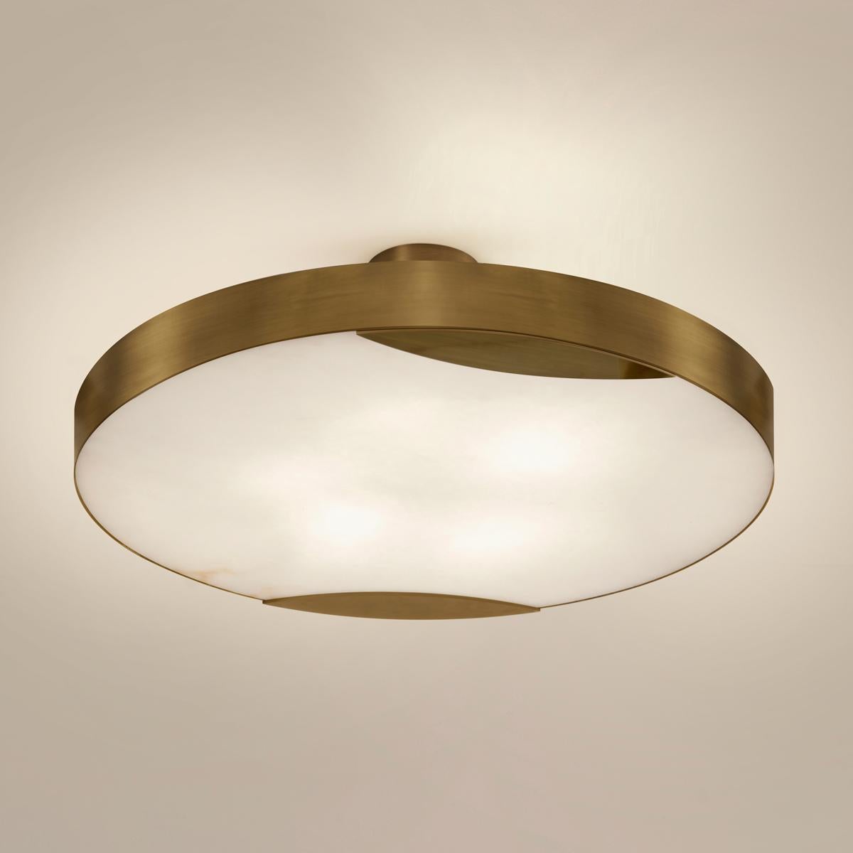 La plafoniera Cloud N.1 incarna un design minimalista con una fascia di ottone pulita e un diffusore in alabastro toscano luminoso. Disponibile in 4 dimensioni, Can può essere installata a semi-incasso o a sospensione.

Nelle immagini principali è
