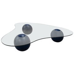 Tavolino in vetro a forma organica CLOUD con sfere in legno massiccio blu