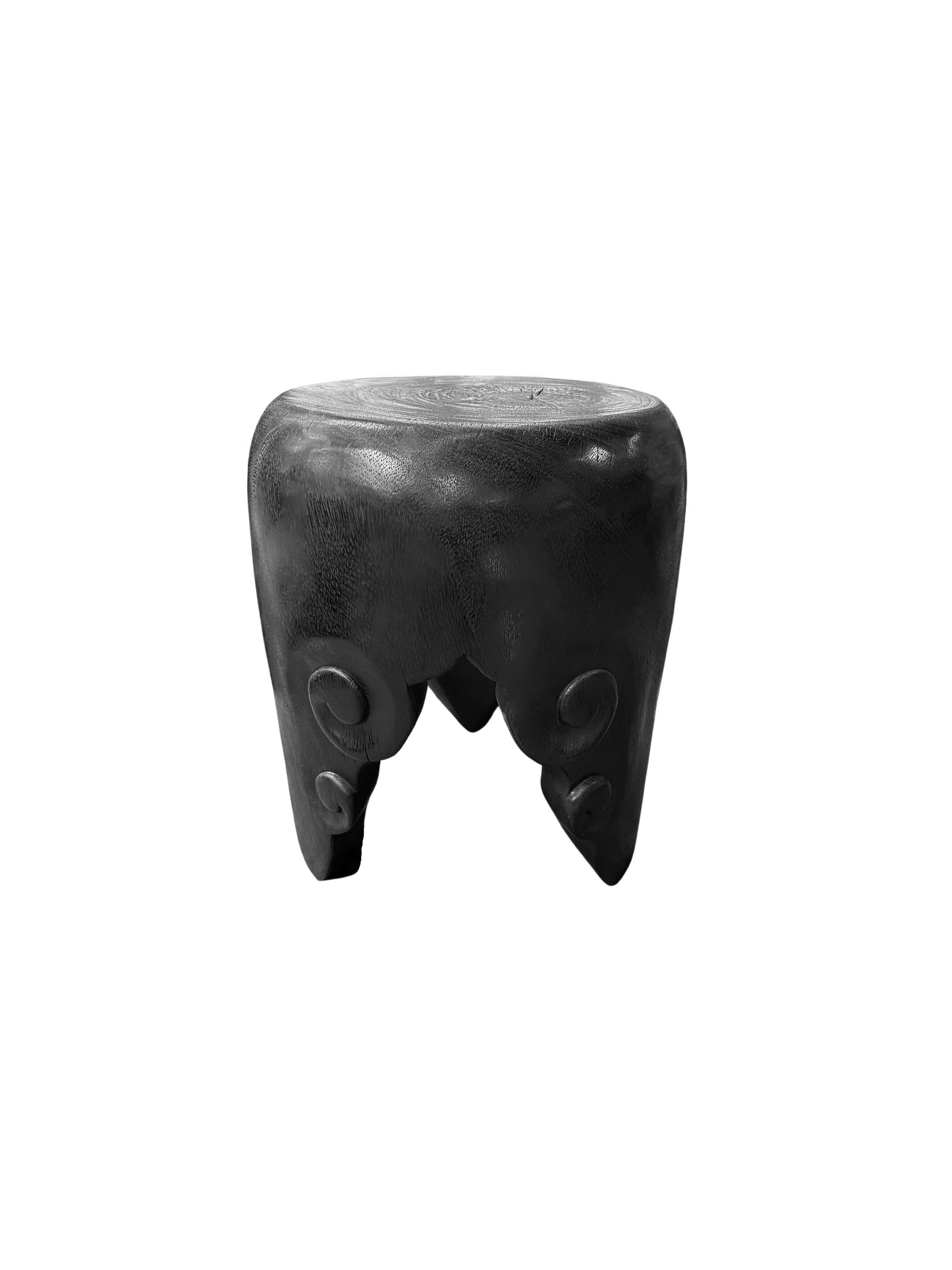 Voici notre exquise table d'appoint en bois de manguier fabriquée à la main, un mélange parfait d'élégance et d'art. Chaque table présente un étonnant motif de nuages méticuleusement sculpté dans les pieds, créant ainsi un attrait visuel unique. Les