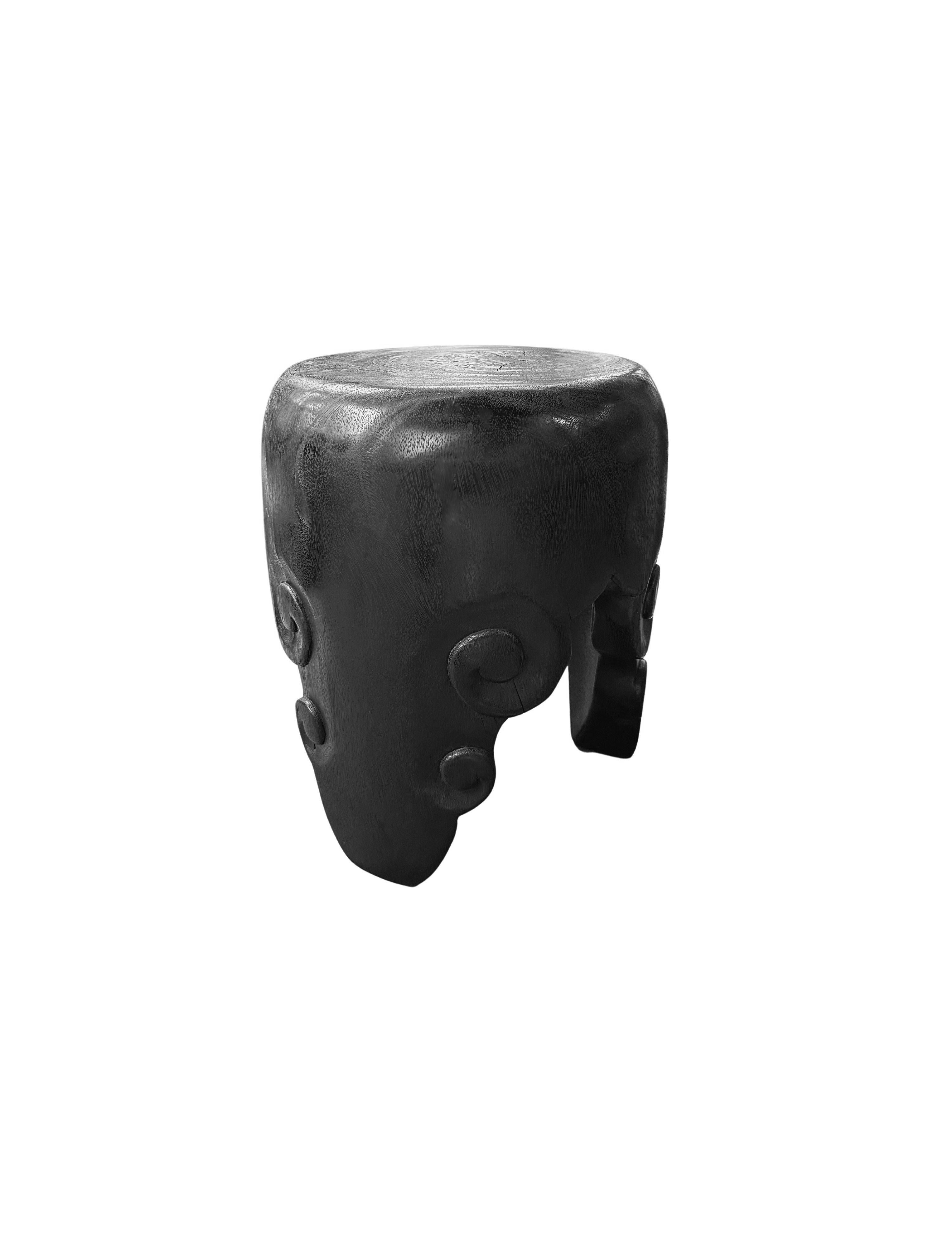 Organique Table d'appoint en bois de Mango massif sculptée à la main, moderne, organique et brûlé en vente