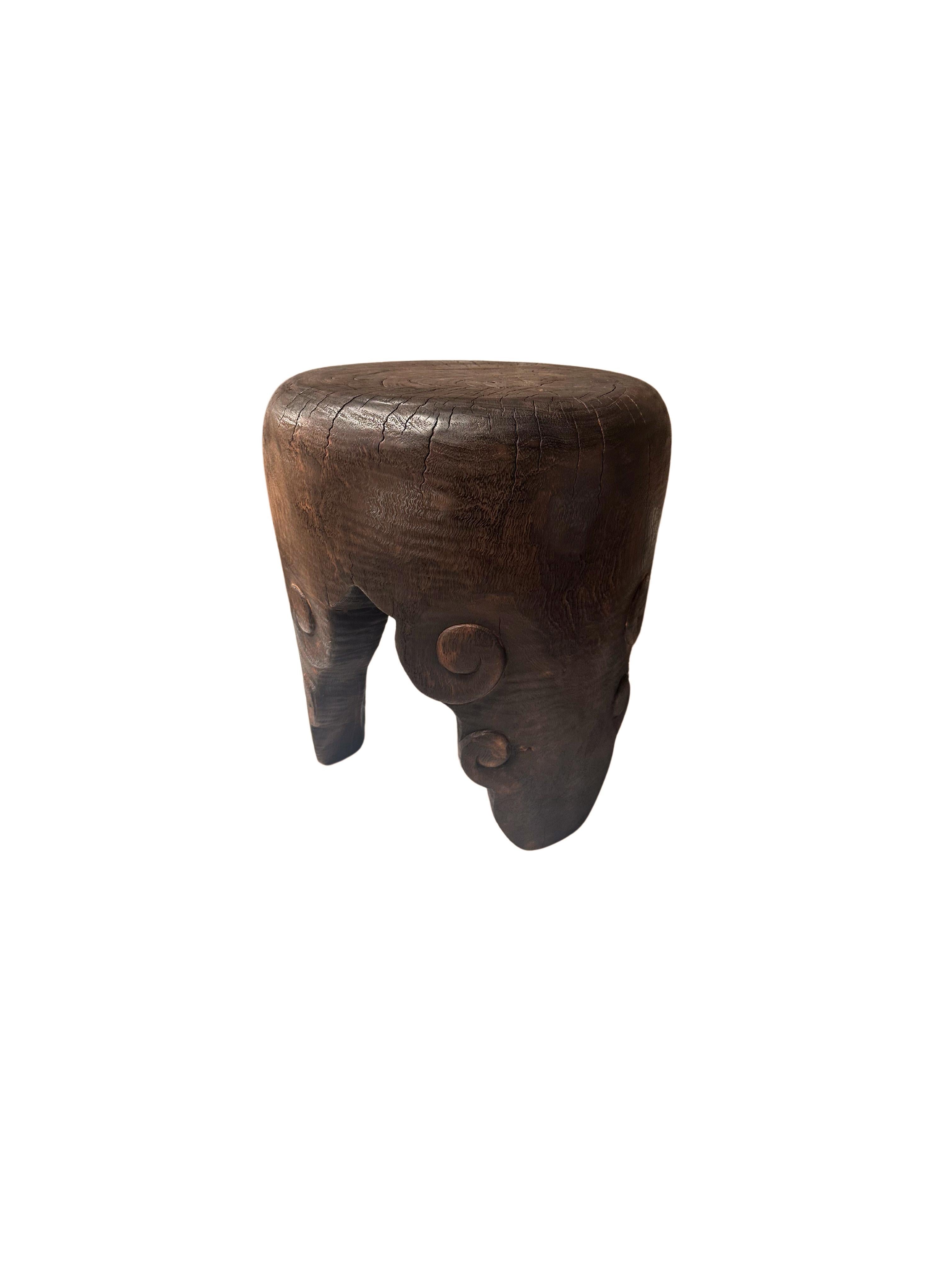 Cloud Pattern Hand-Carved Solid Mango Wood Side Table, Modern Organic, Espresso In New Condition For Sale In Jimbaran, Bali