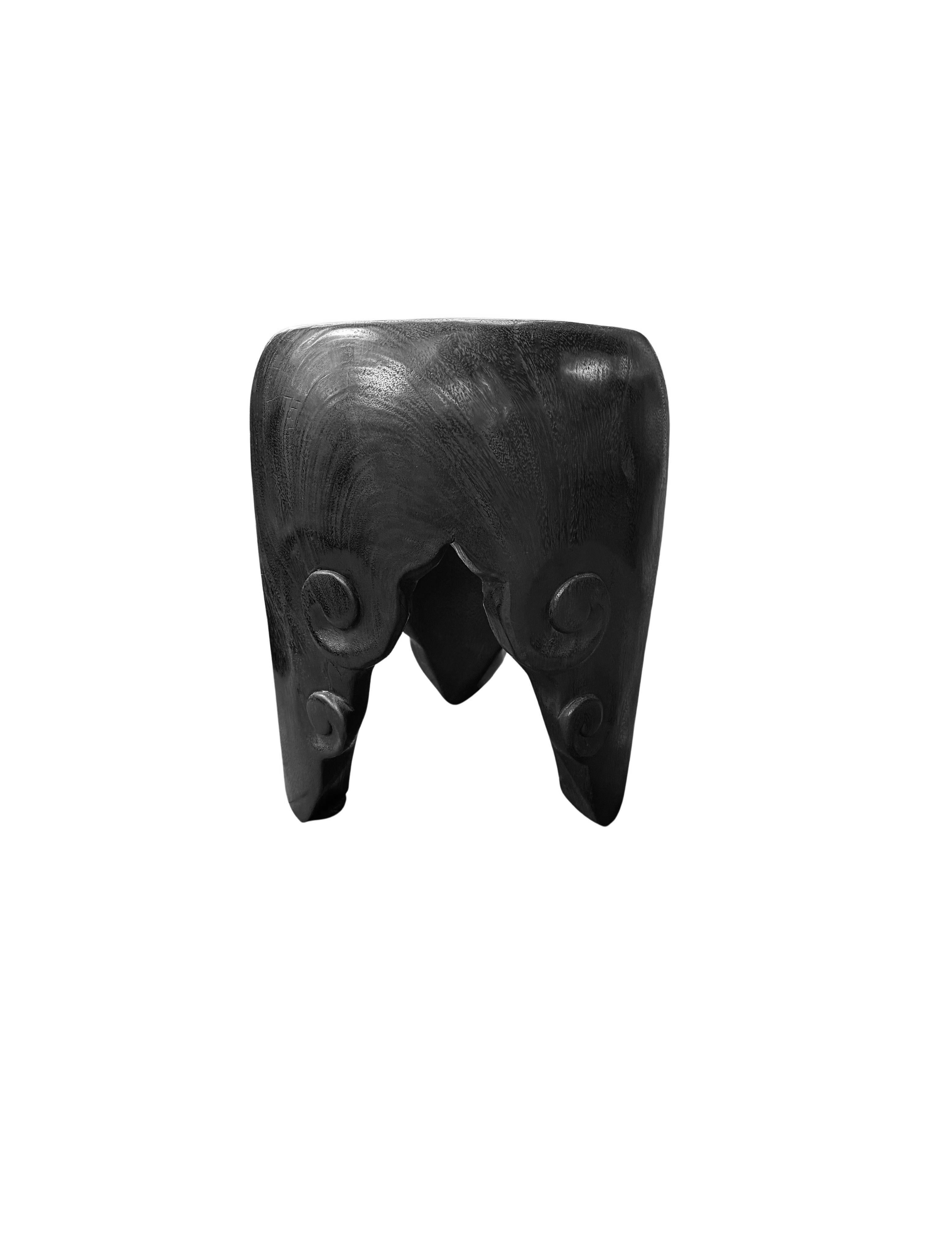 XXIe siècle et contemporain Table d'appoint en bois de Mango massif sculptée à la main, moderne, organique et brûlé en vente