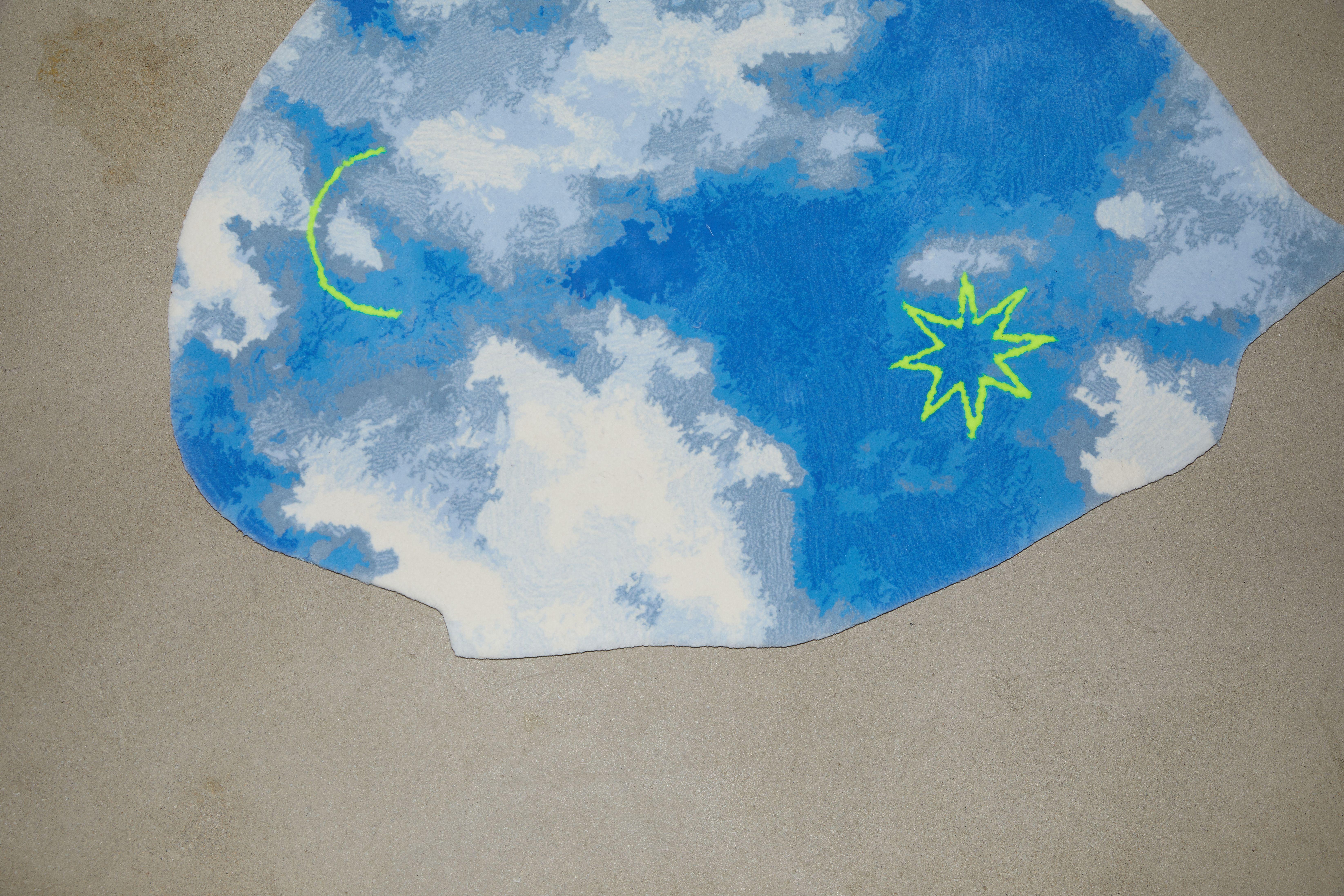 Wolken-Teppich von Laroque Studio, handgetuftet
Abmessungen: 100x100 cm
MATERIAL: Wolle/Acryl
Qualität: 500.000 Punkte

Es wäre fast unmöglich, nur eine Idee zu nennen, die die Collection 00 inspiriert hat. Es begann mit dem Periodensystem der