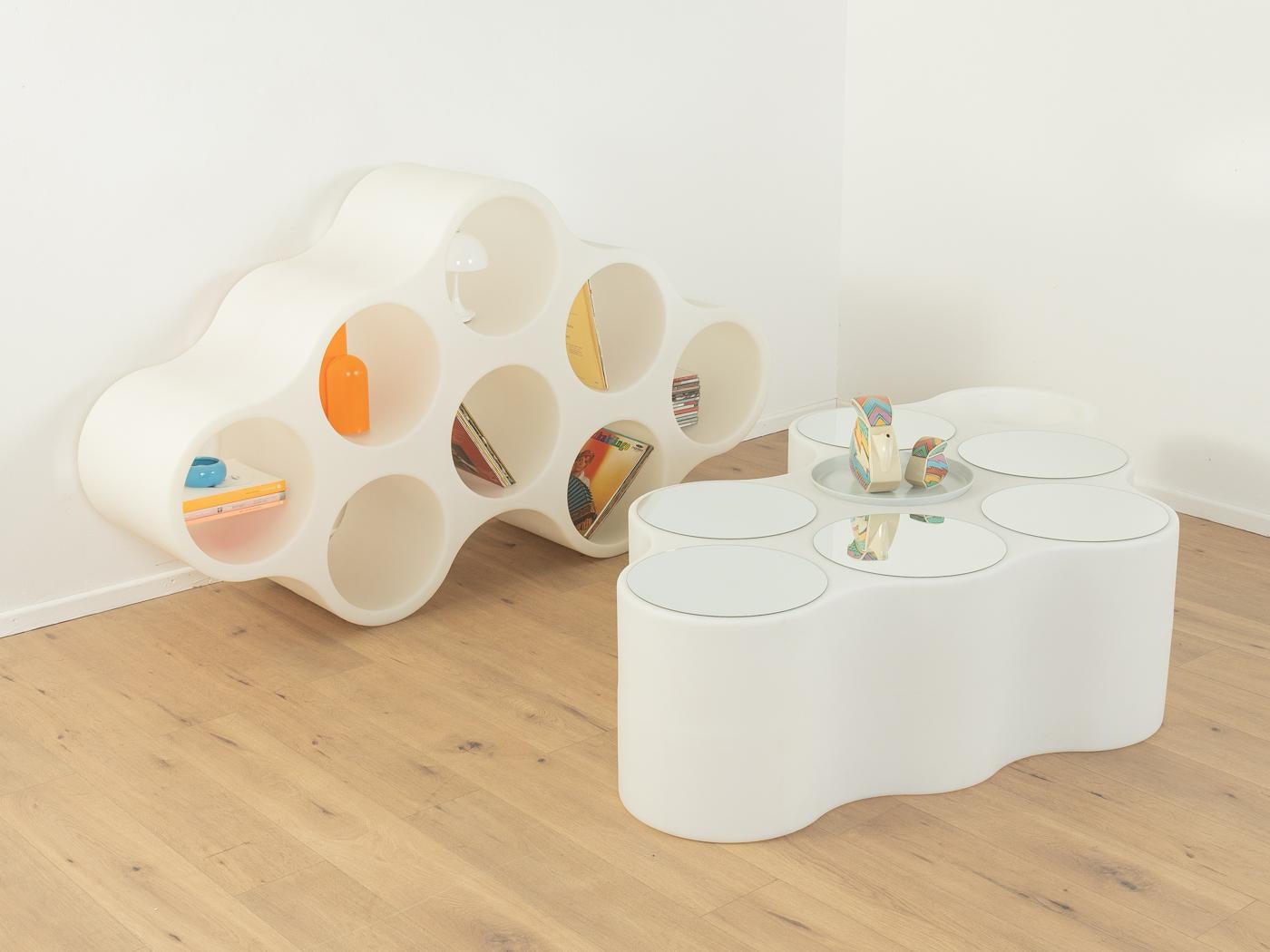 Stravagante mensola CLOUD del 2004 di Ronan and Erwan Bouroullec per Cappellini. Corpo in polietilene bianco di alta qualità con otto scomparti. I singoli moduli possono essere utilizzati come mensole o come tavolini. L'offerta comprende un ripiano.