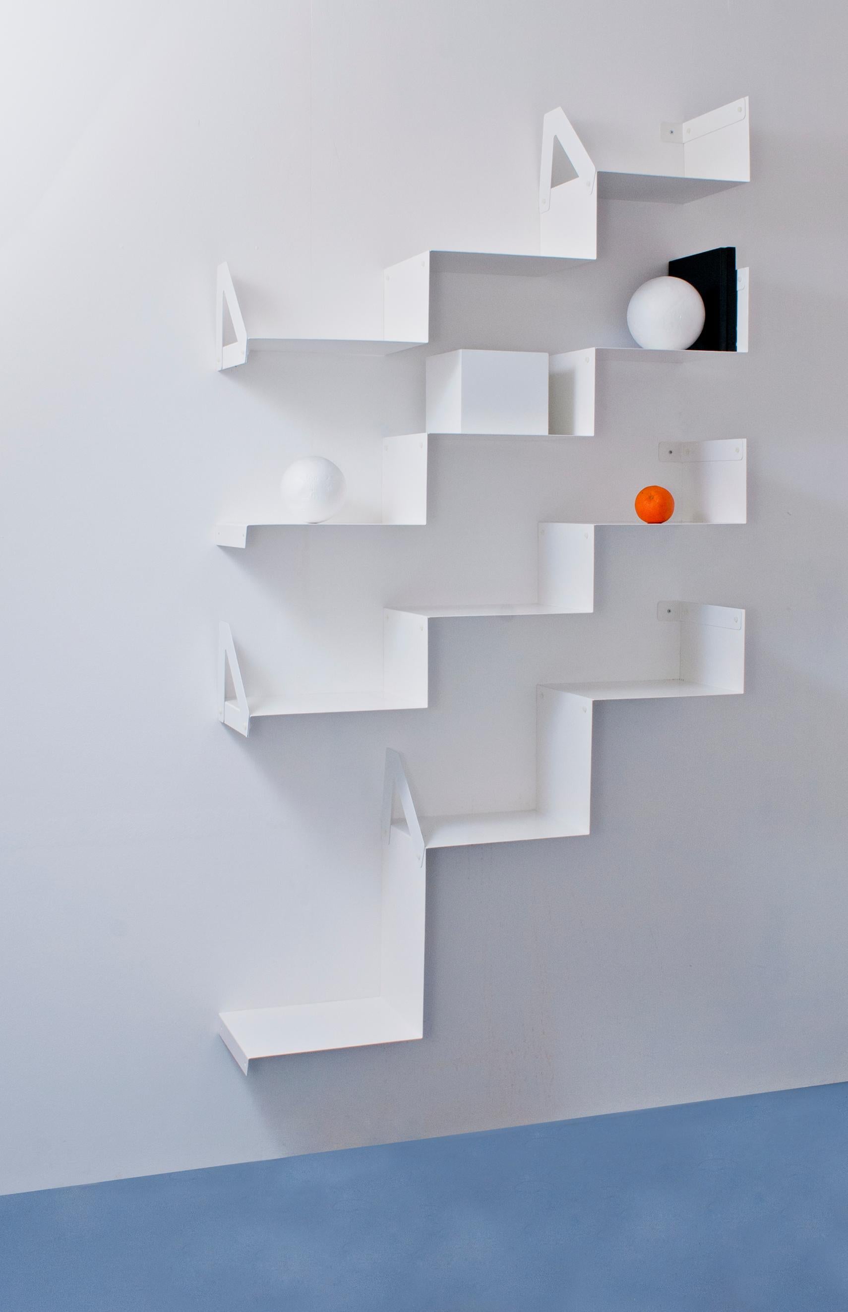 Estantería Cloud Steps, 12 escalones, de OK Design
Dimensiones: P 24 x An 96 x Al 176 cm.
Materiales: Metal con recubrimiento en polvo.

Cloud Steps es un sistema de estanterías montado en la pared, ligero y poético. Con su exclusivo diseño de