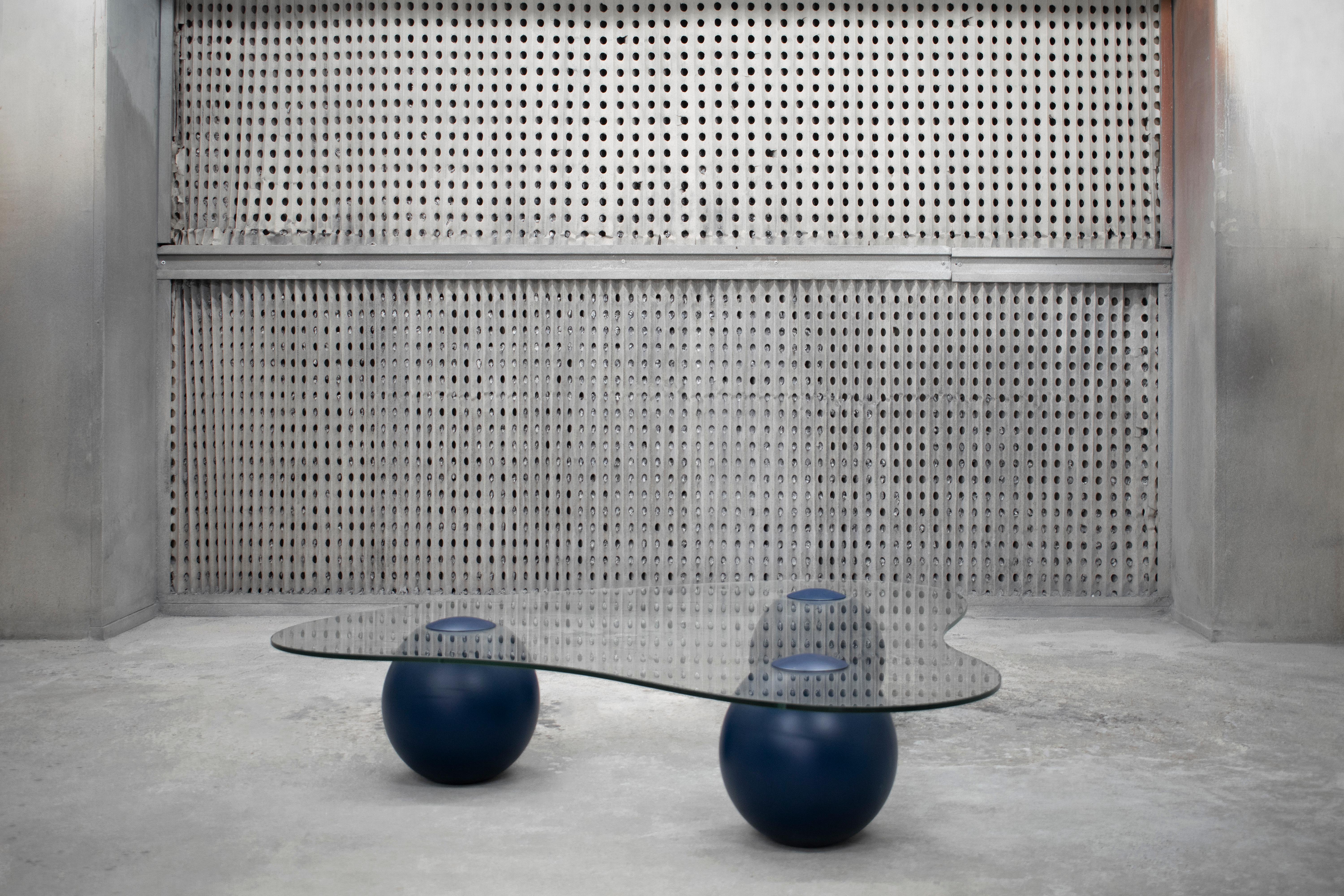 Grec Table basse clou de forme organique avec sphères en bois massif bleu en vente