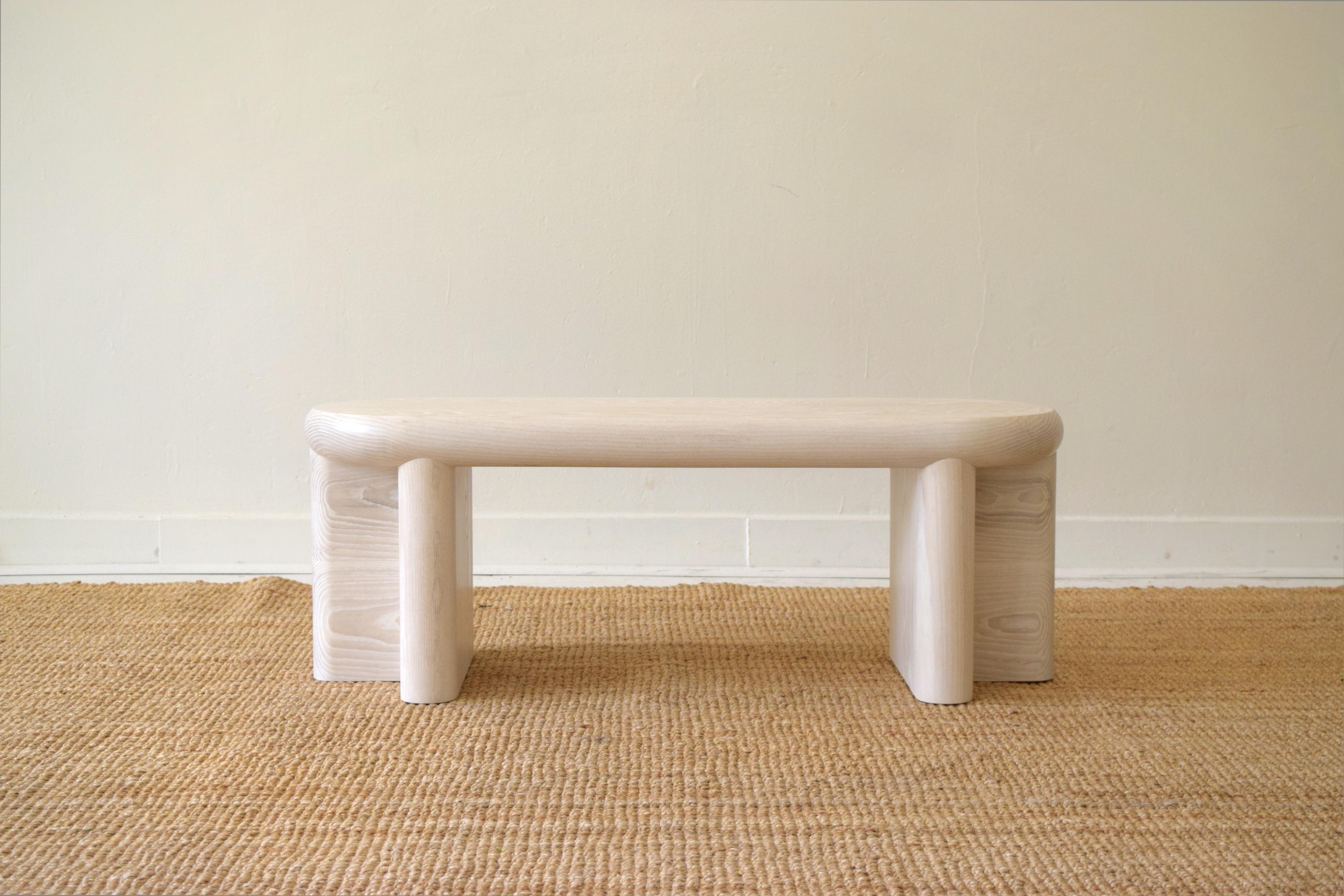 Cloud Bench ist aus drei Zoll dicker massiver Esche gefertigt und mit einer Bleichlösung behandelt, um das Holz zu bleichen und gleichzeitig den einzigartigen Charakter der Esche zu erhalten. Er ist als Sitzgelegenheit gedacht, kann aber auch als