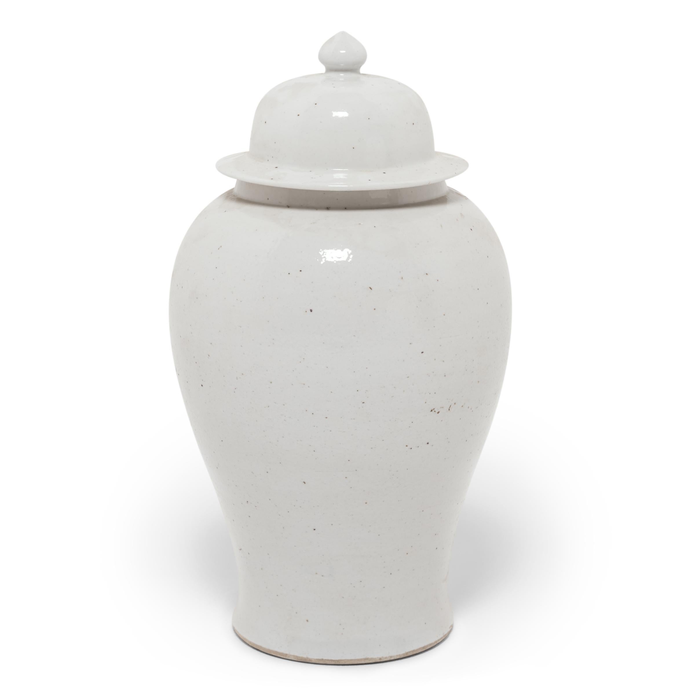 Chinese White Glazed Baluster Jar In Good Condition For Sale In Chicago, IL
