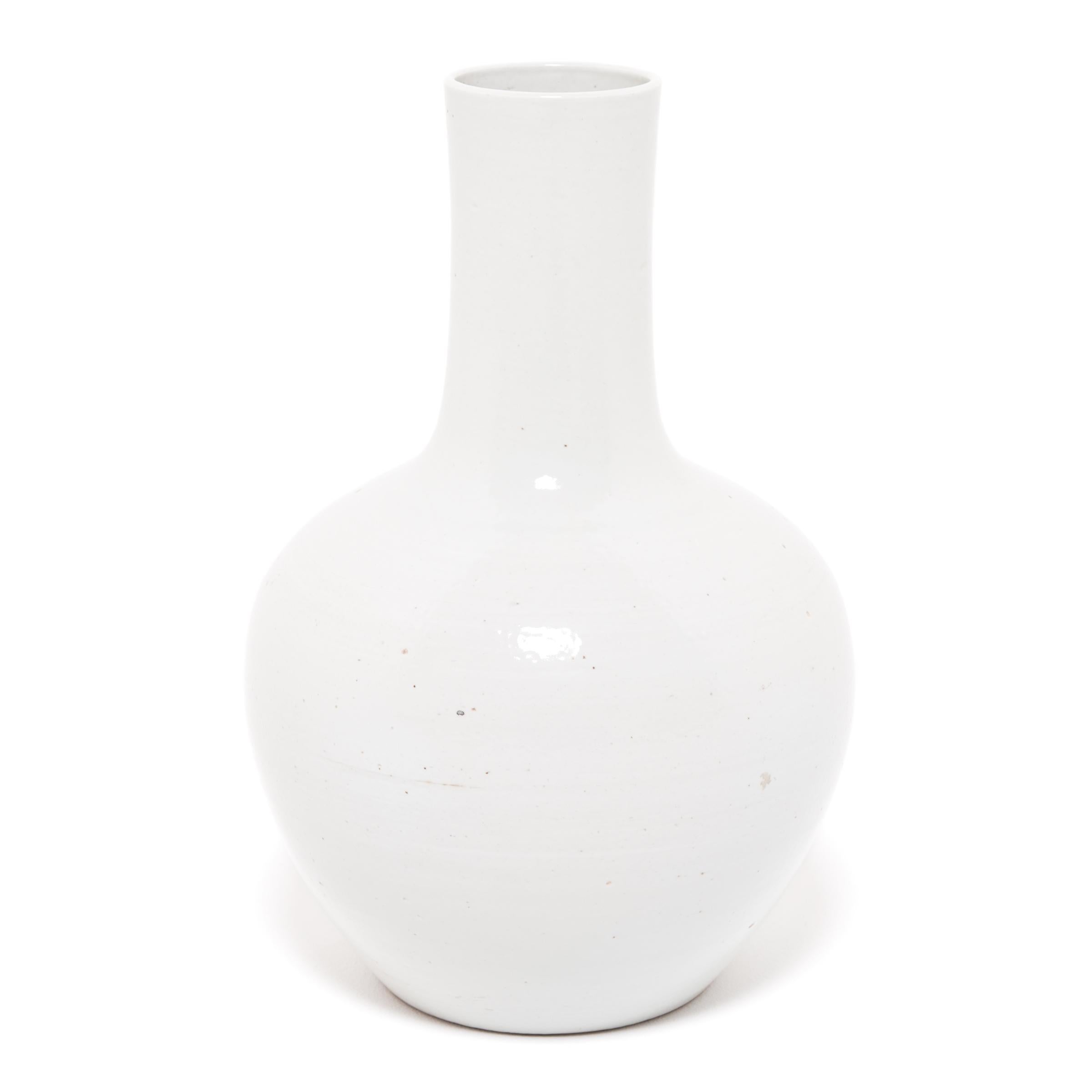 Une forme simple et moderne définit ces vases à col de bouteille, appelés ainsi en raison de leur col plus court. Ce vase charmant actualise le design classique du col de bouteille avec une silhouette plus graphique et moderne. L'éclatante glaçure