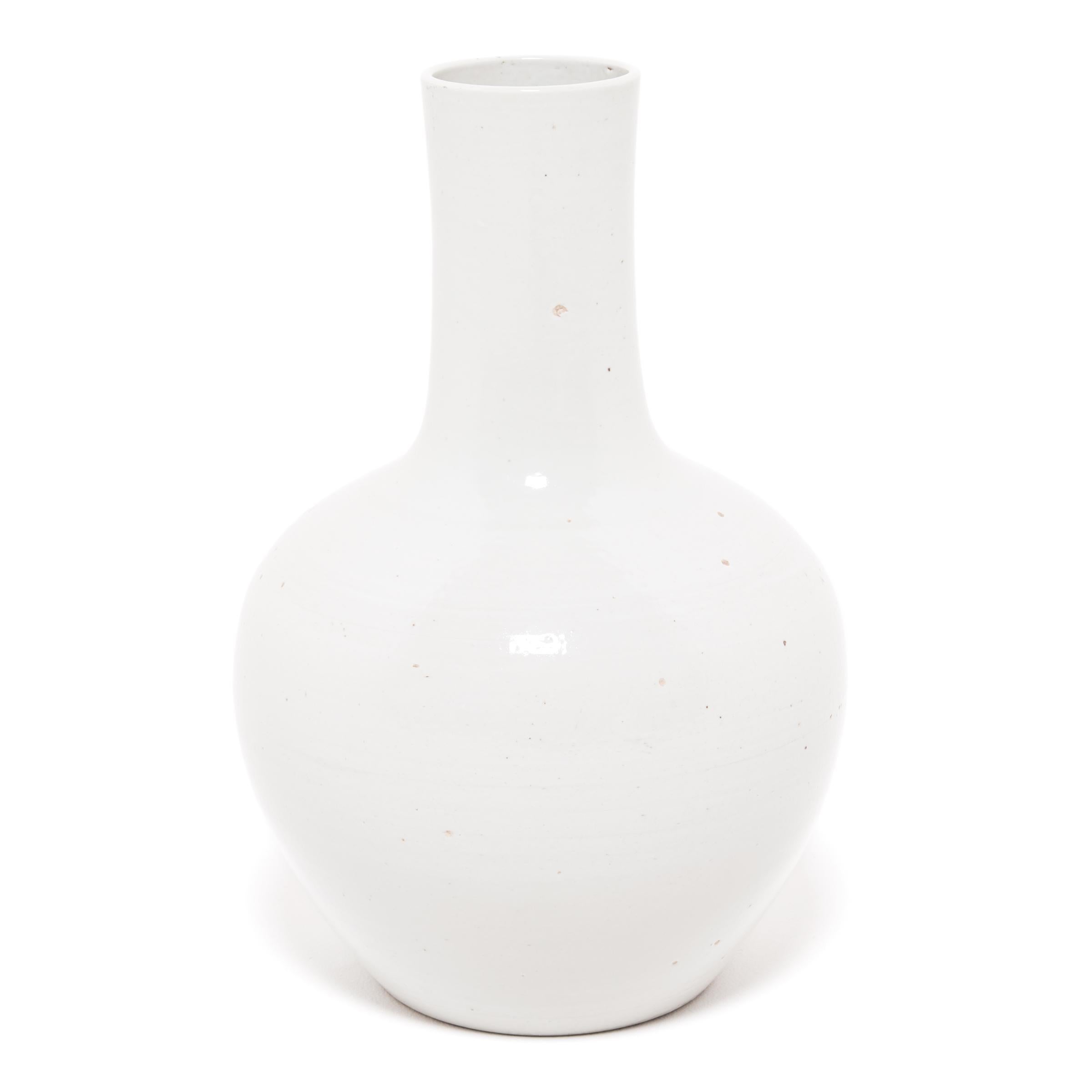 Chinois Vase à double col roulé blanc nuageux en vente