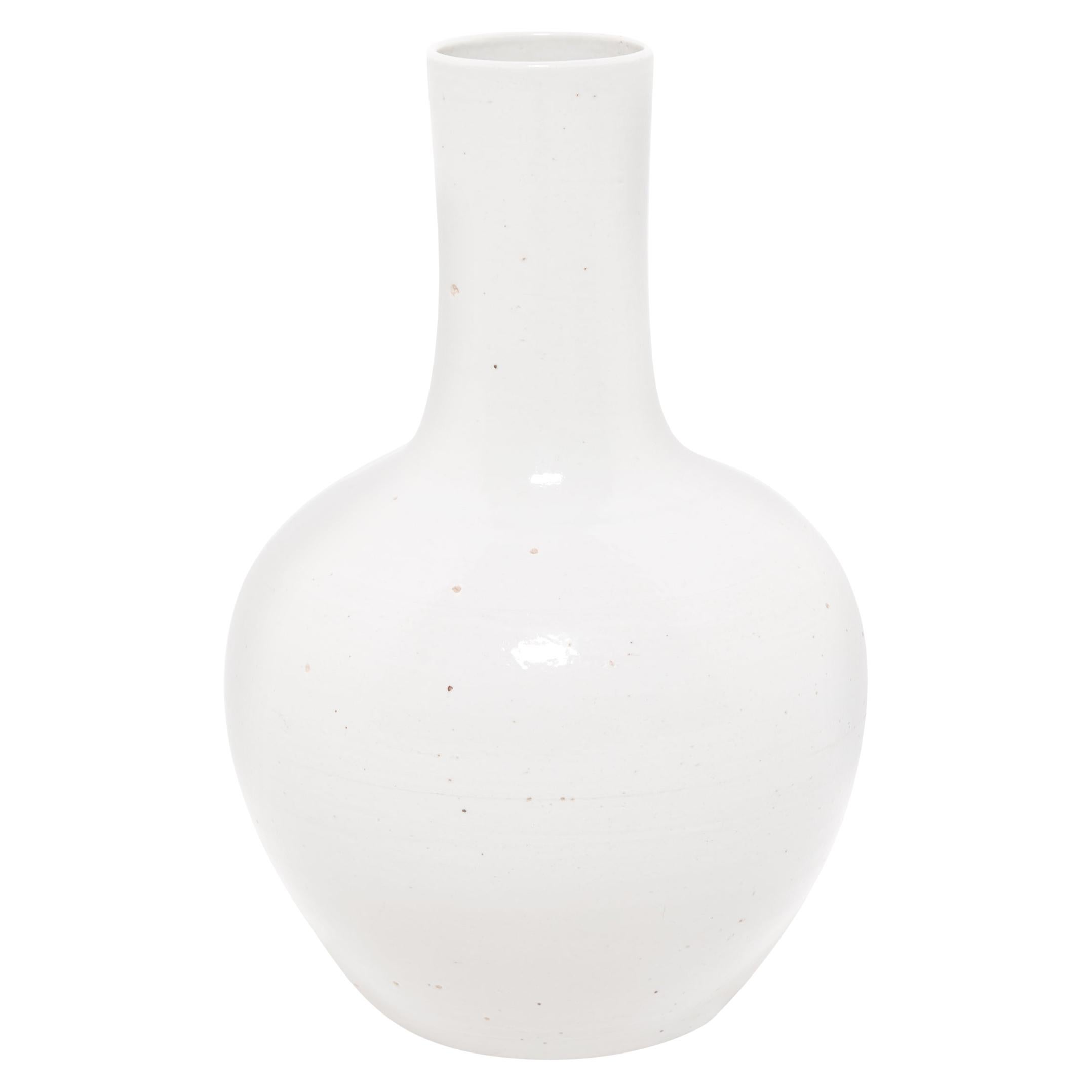 Vase à double col roulé blanc nuageux en vente