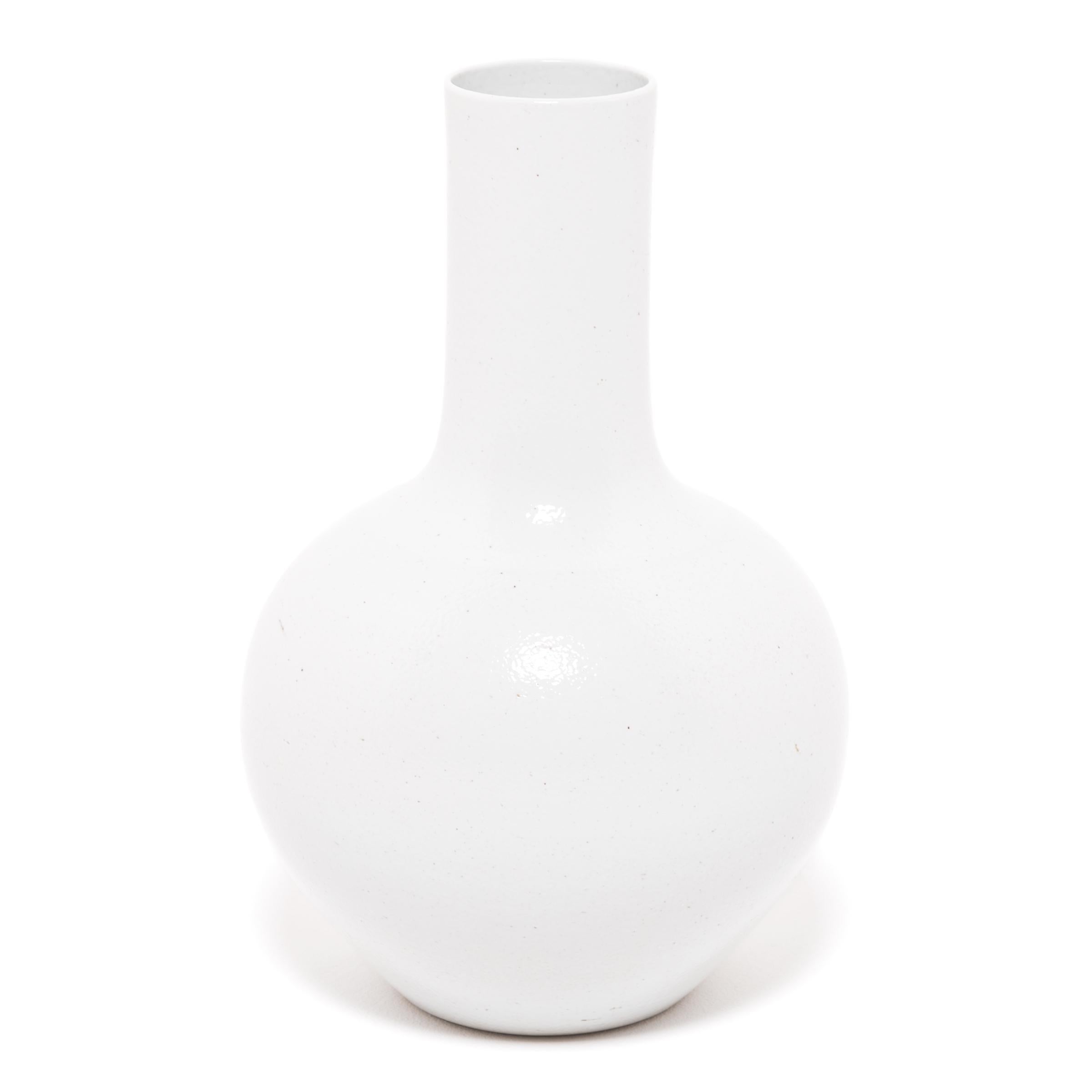 Minimaliste Vase à col de cygne émaillé blanc en vente