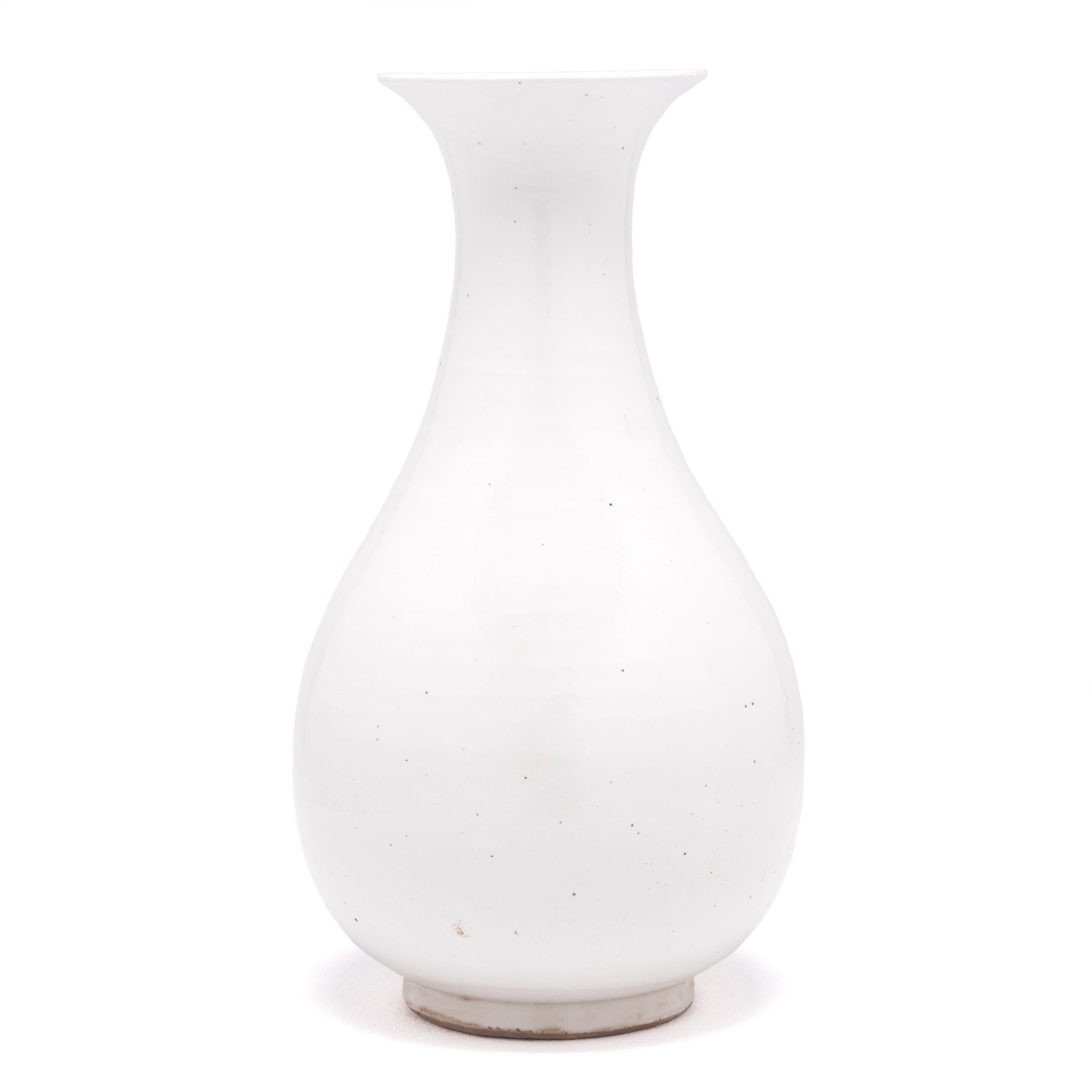 White Glazed Chinese Pear Vase In Good Condition For Sale In Chicago, IL
