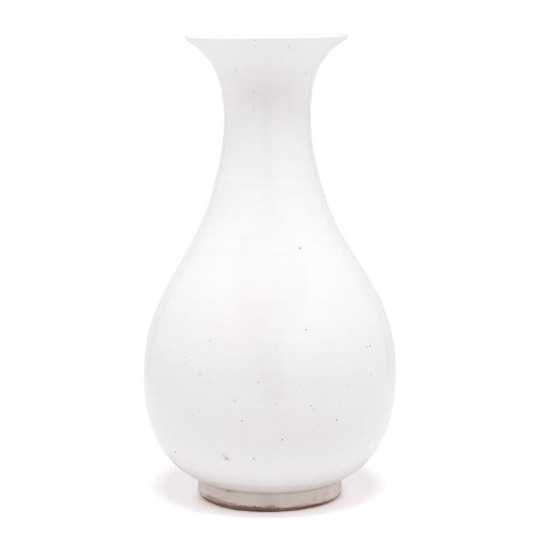 Minimalist Cloud White Phoenixtail Vase For Sale