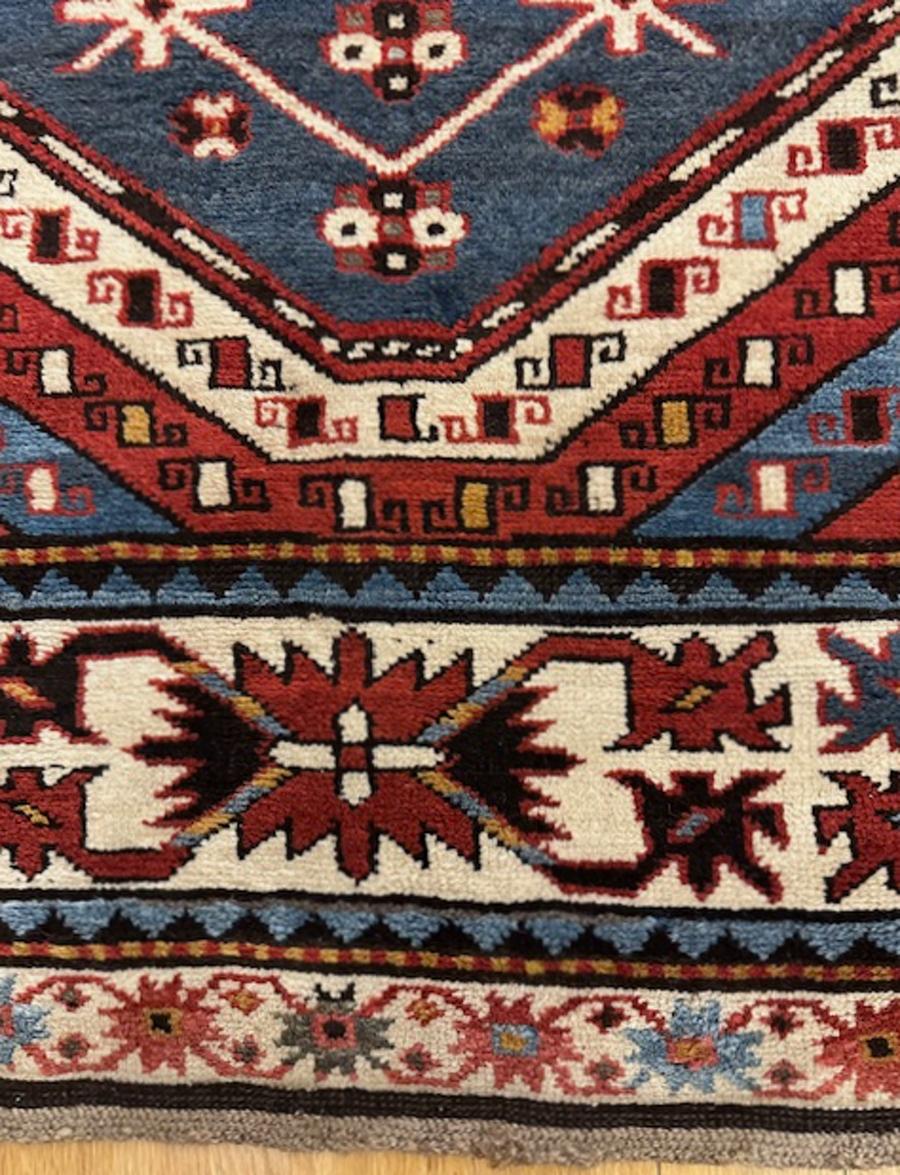 Wolkenband-Kazak-Teppich aus Armenien, Südwest-Kaukasus

Alter: um 1880

Abmessungen: 8′.0″x4′.10″ (244x147cm)

Dieser schöne Kazak hat ein gut ausgeführtes Design mit zwei Wolkenband-Medaillons in einem mehrfarbigen Zick-Zack-Feld, mit den