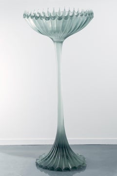 Escultura abstracta moderna grande Cloudbusting en resina fundida azul de Karen Atta