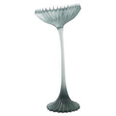 Escultura abstracta moderna grande Cloudbusting en resina fundida azul de Karen Atta