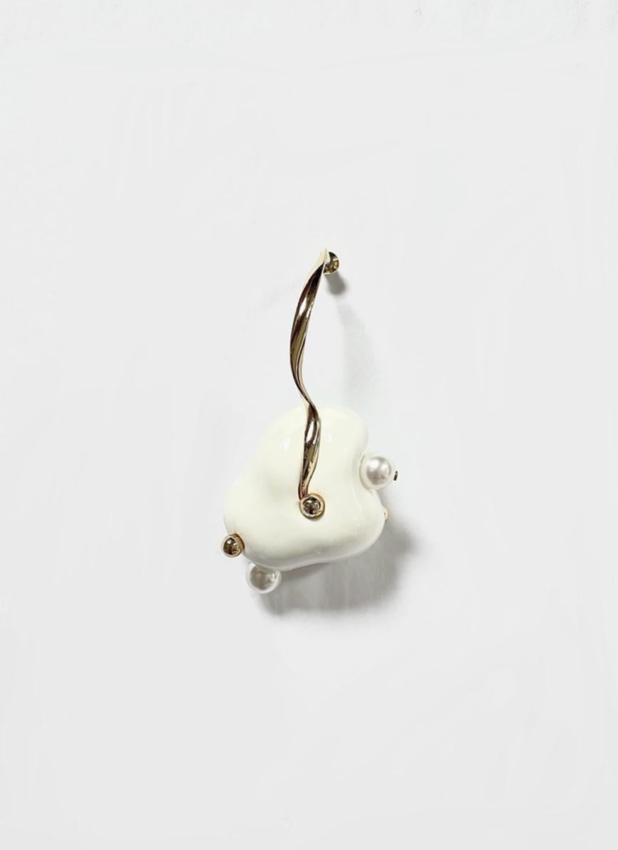 CLOUDS Sculpted Stamp Earrings In New Condition For Sale In Brooklyn, NY