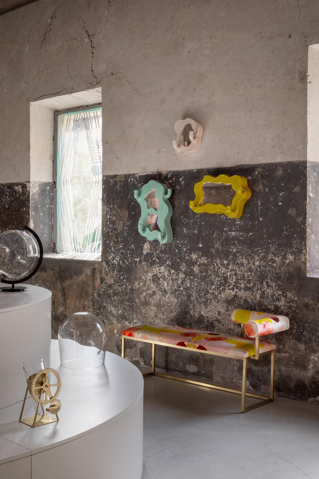 Clouds Series - Handcrafted White Glazed Ceramic Illuminated Wall Mirror In New Condition In Roma, IT